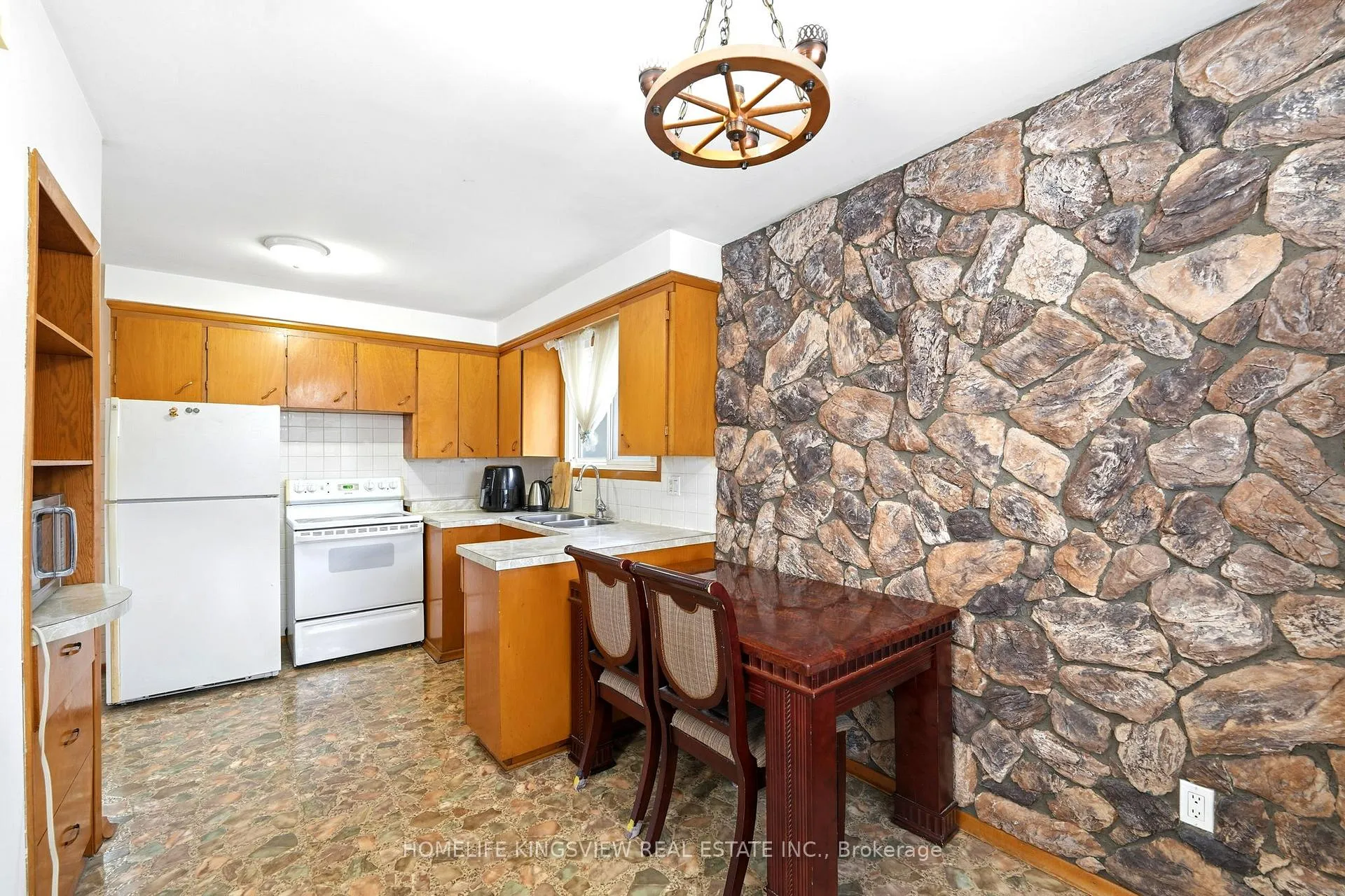 Photo 5 of 656 Athol Street E, Oshawa, Donevan — HOMEH