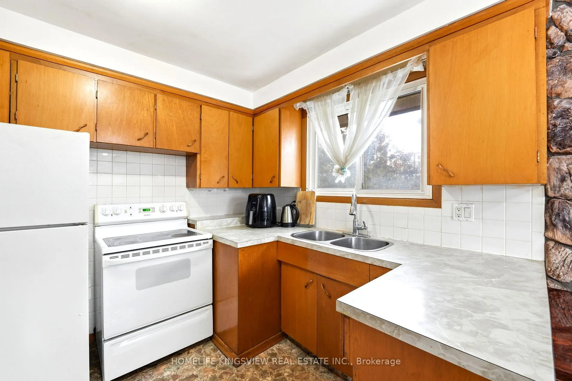 Photo 7 of 656 Athol Street E, Oshawa, Donevan — HOMEH