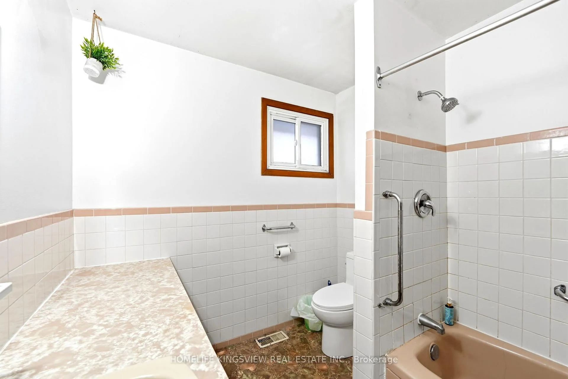 Photo 24 of 656 Athol Street E, Oshawa, Donevan — HOMEH
