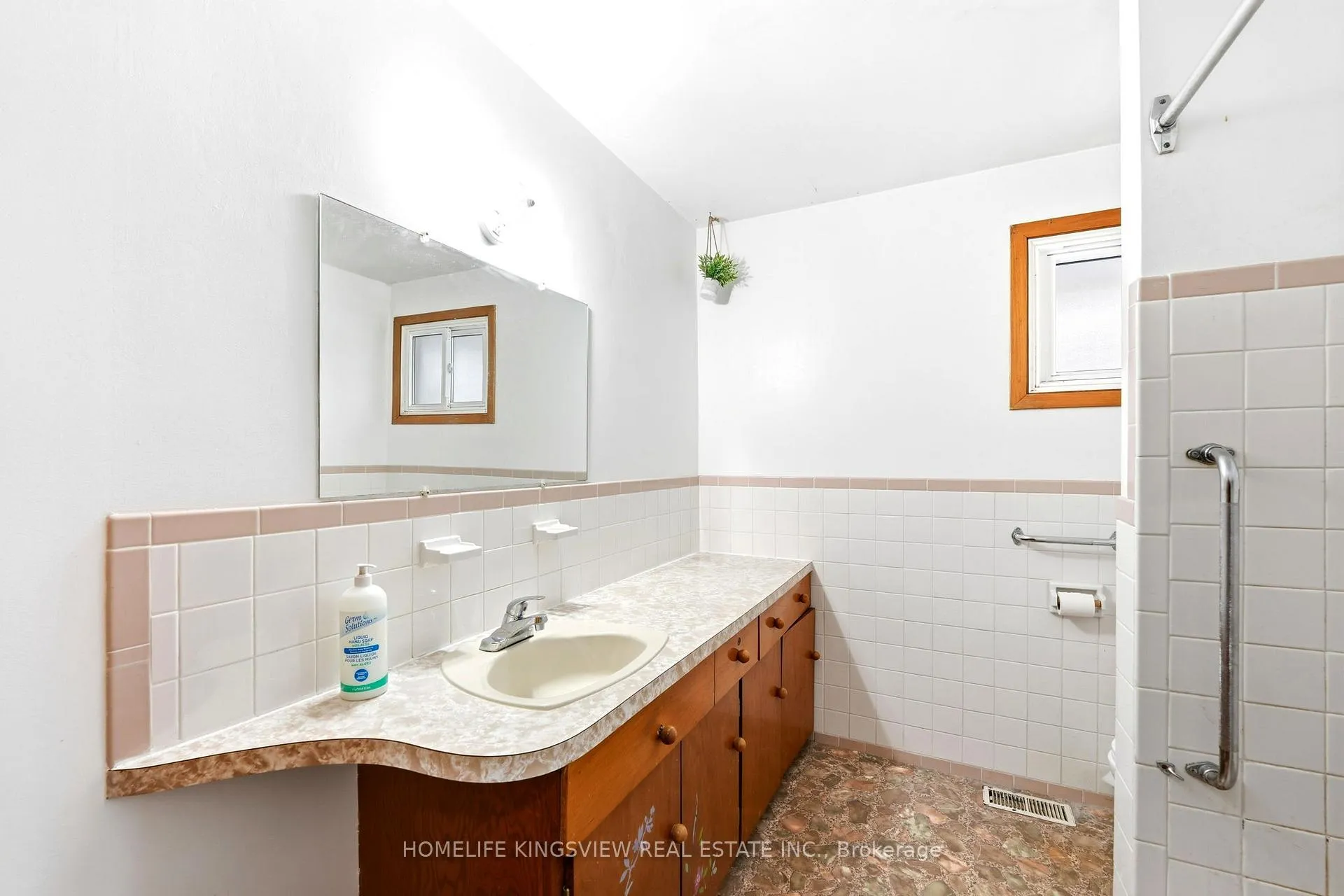 Photo 25 of 656 Athol Street E, Oshawa, Donevan — HOMEH