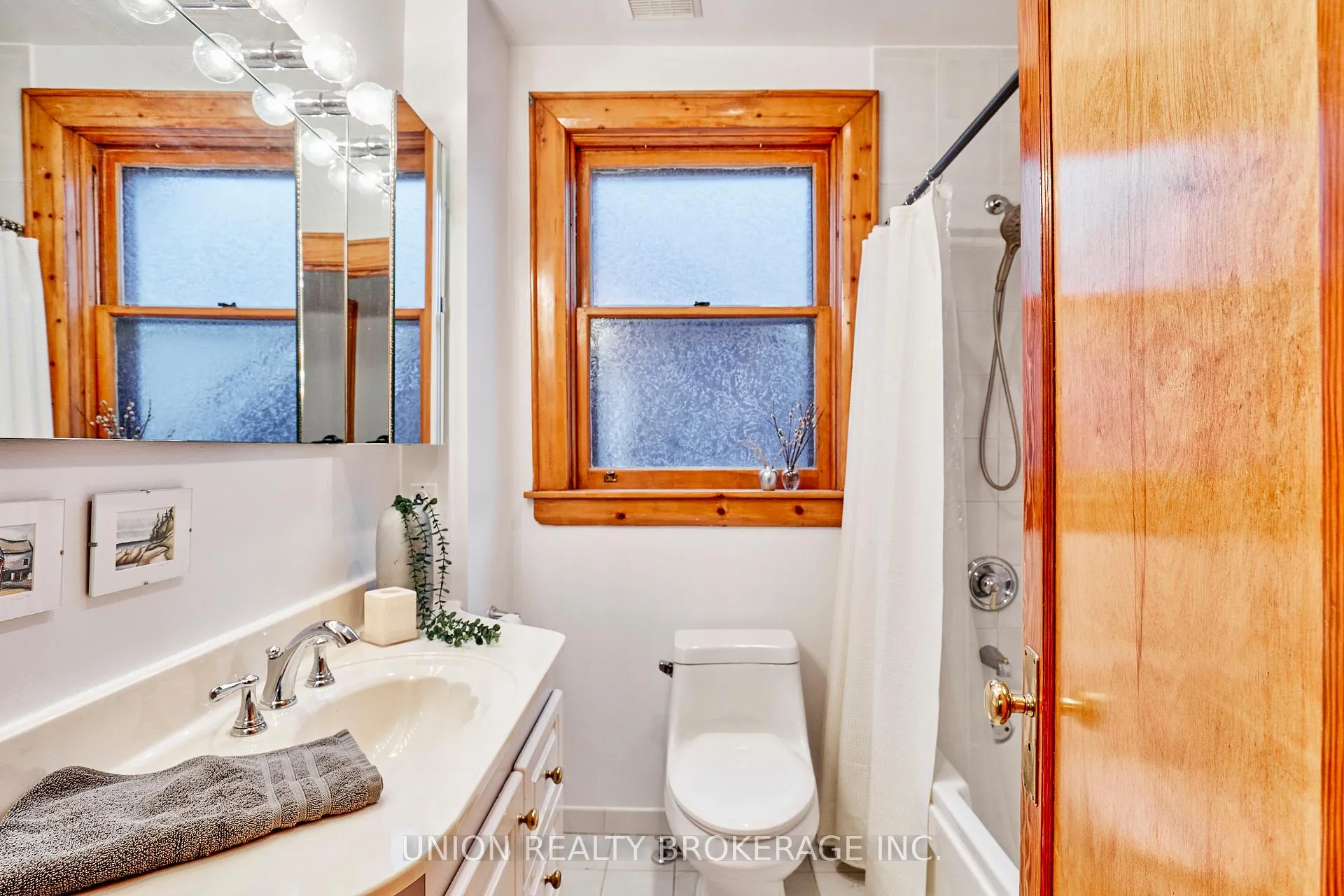 Photo 20 of 345 Kingswood Road, Toronto, The Beaches — HOMEH