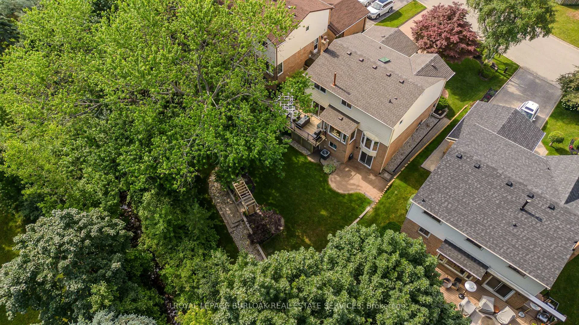 Photo 3 of 2117 Fallingbrook Court, Burlington, Headon — HOMEH