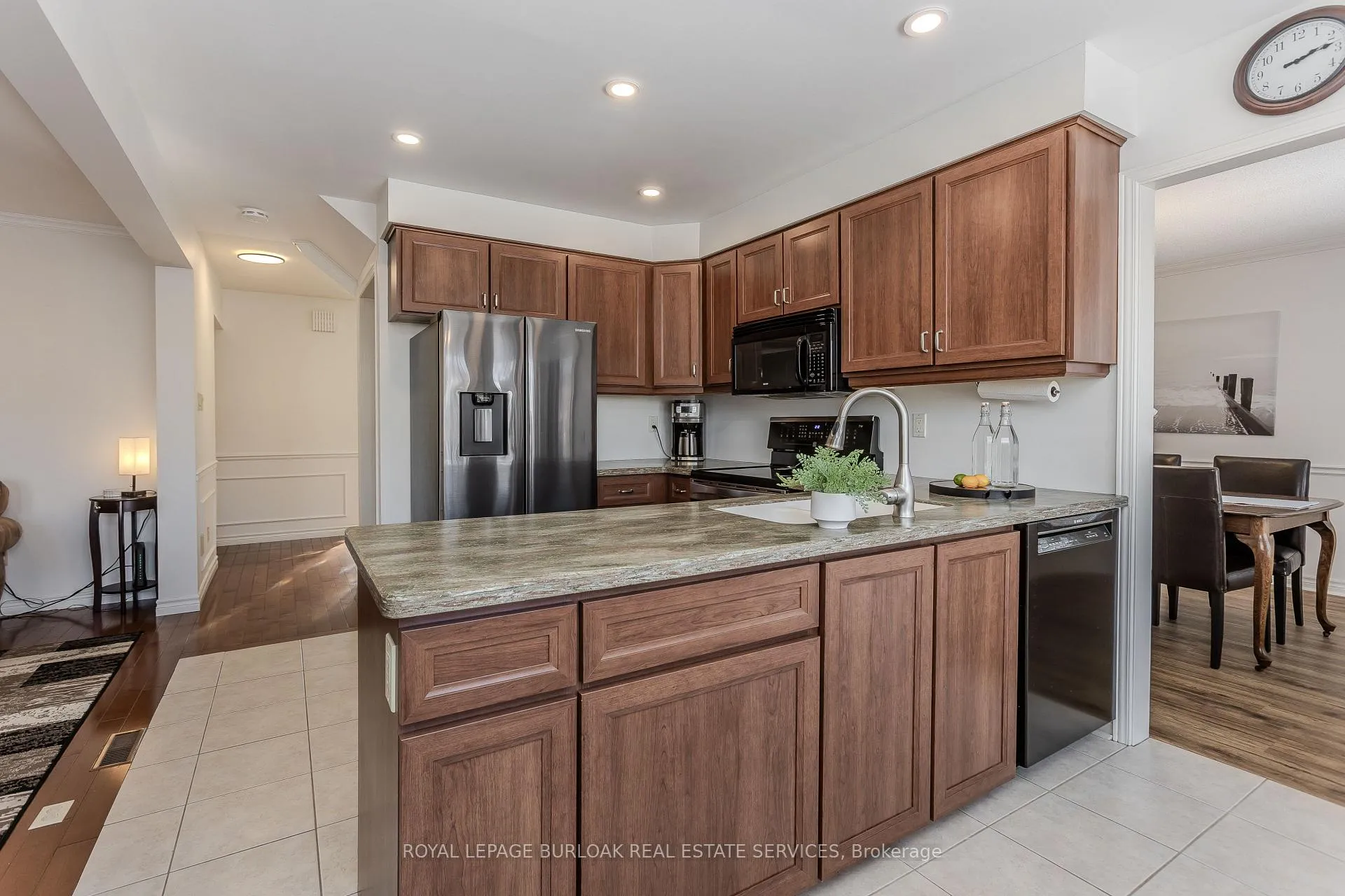 Photo 16 of 2117 Fallingbrook Court, Burlington, Headon — HOMEH