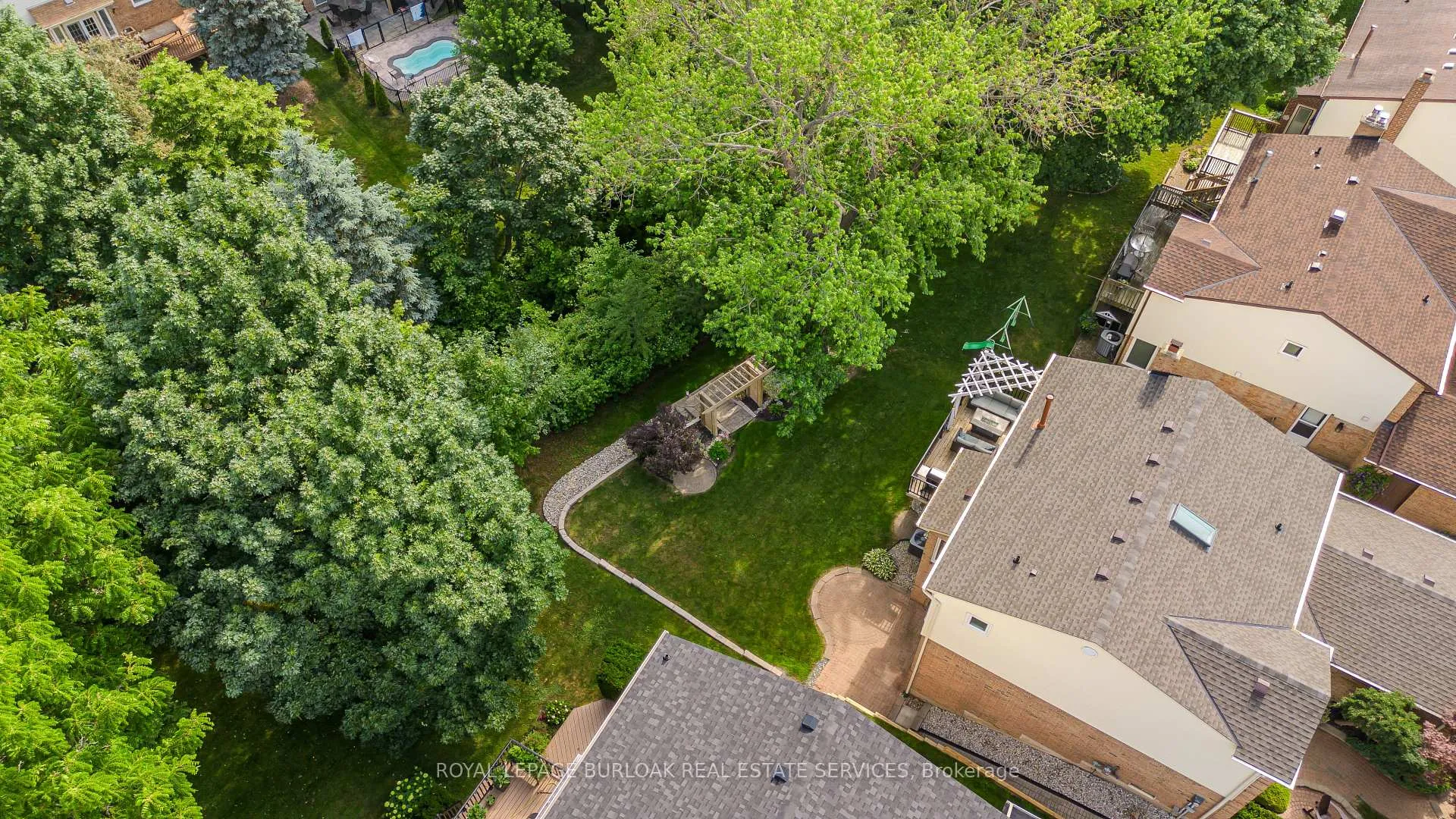 Photo 38 of 2117 Fallingbrook Court, Burlington, Headon — HOMEH
