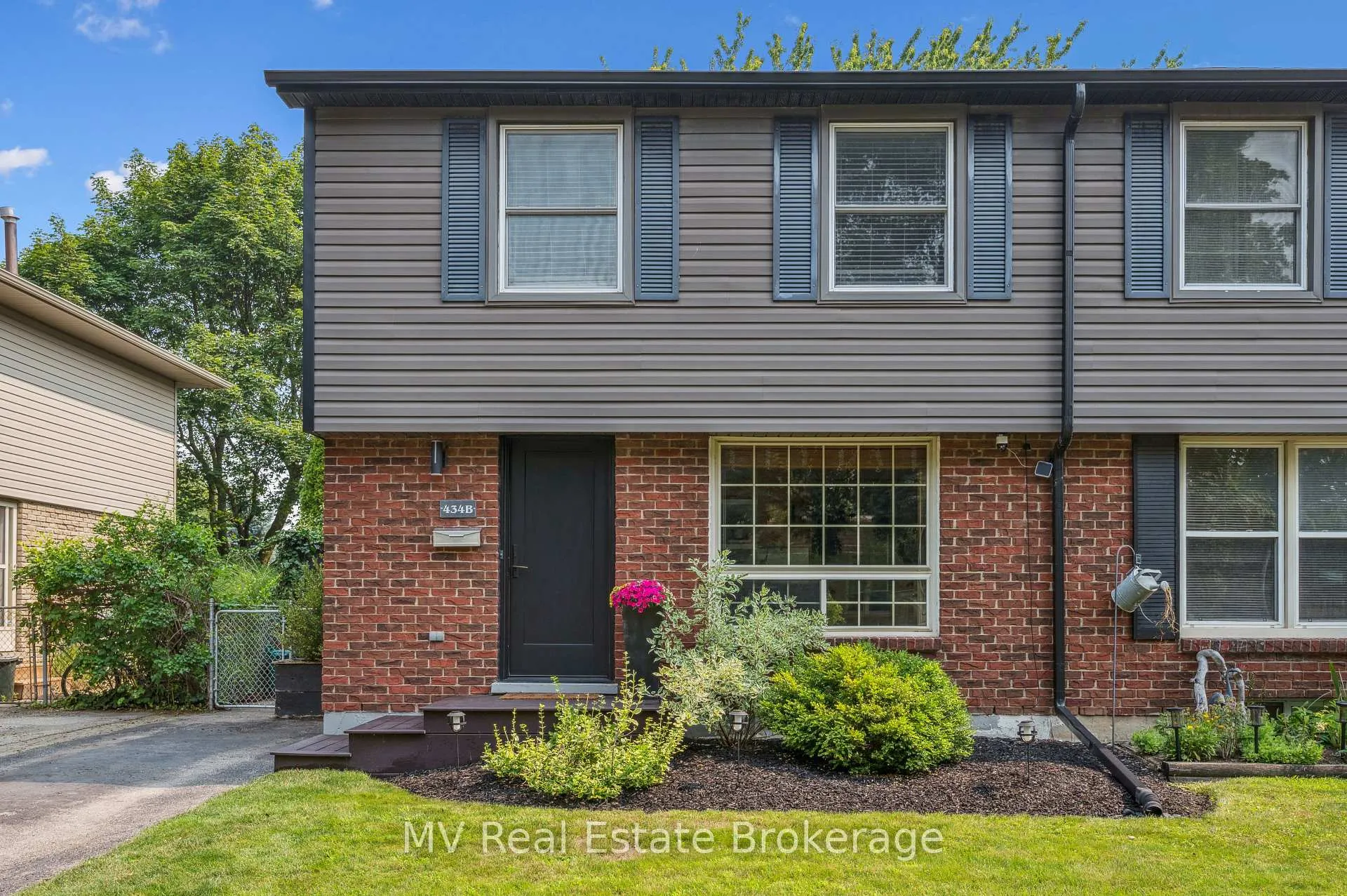 Photo 2 of 434B Dunvegan Drive, Waterloo — HOMEH