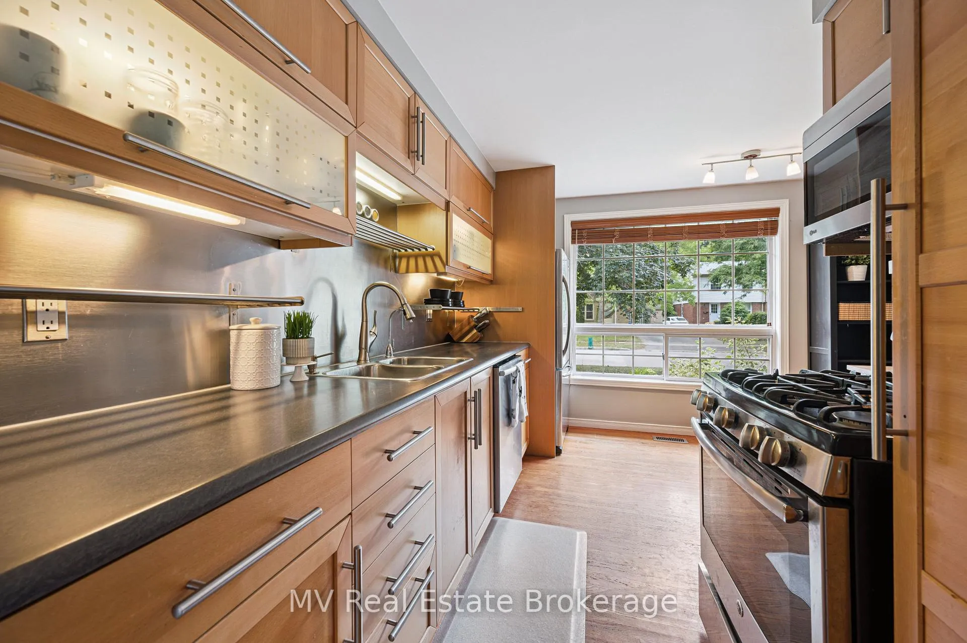 Photo 10 of 434B Dunvegan Drive, Waterloo — HOMEH
