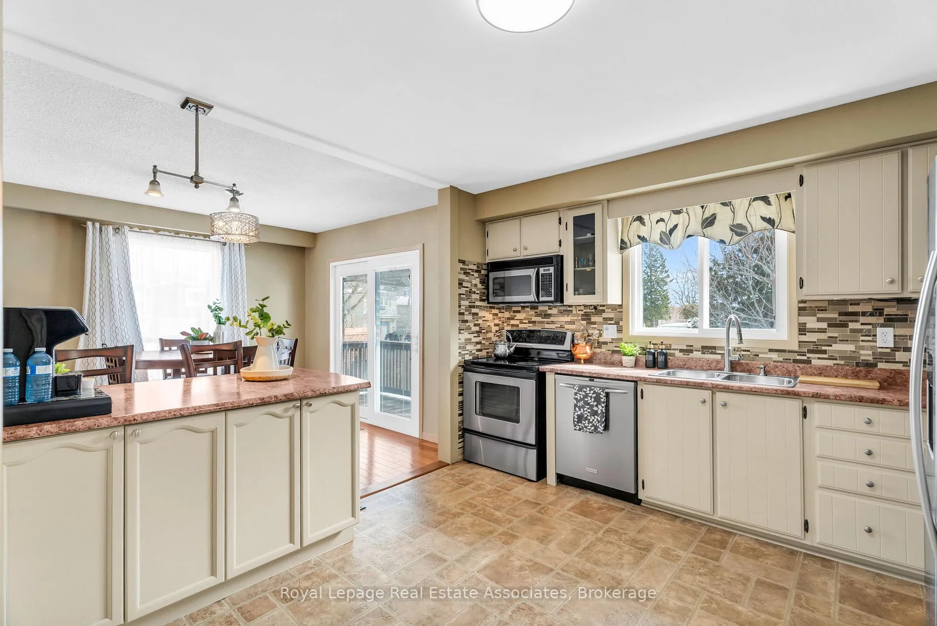 Photo 18 of 29 Norman Avenue, Halton Hills, Acton — HOMEH