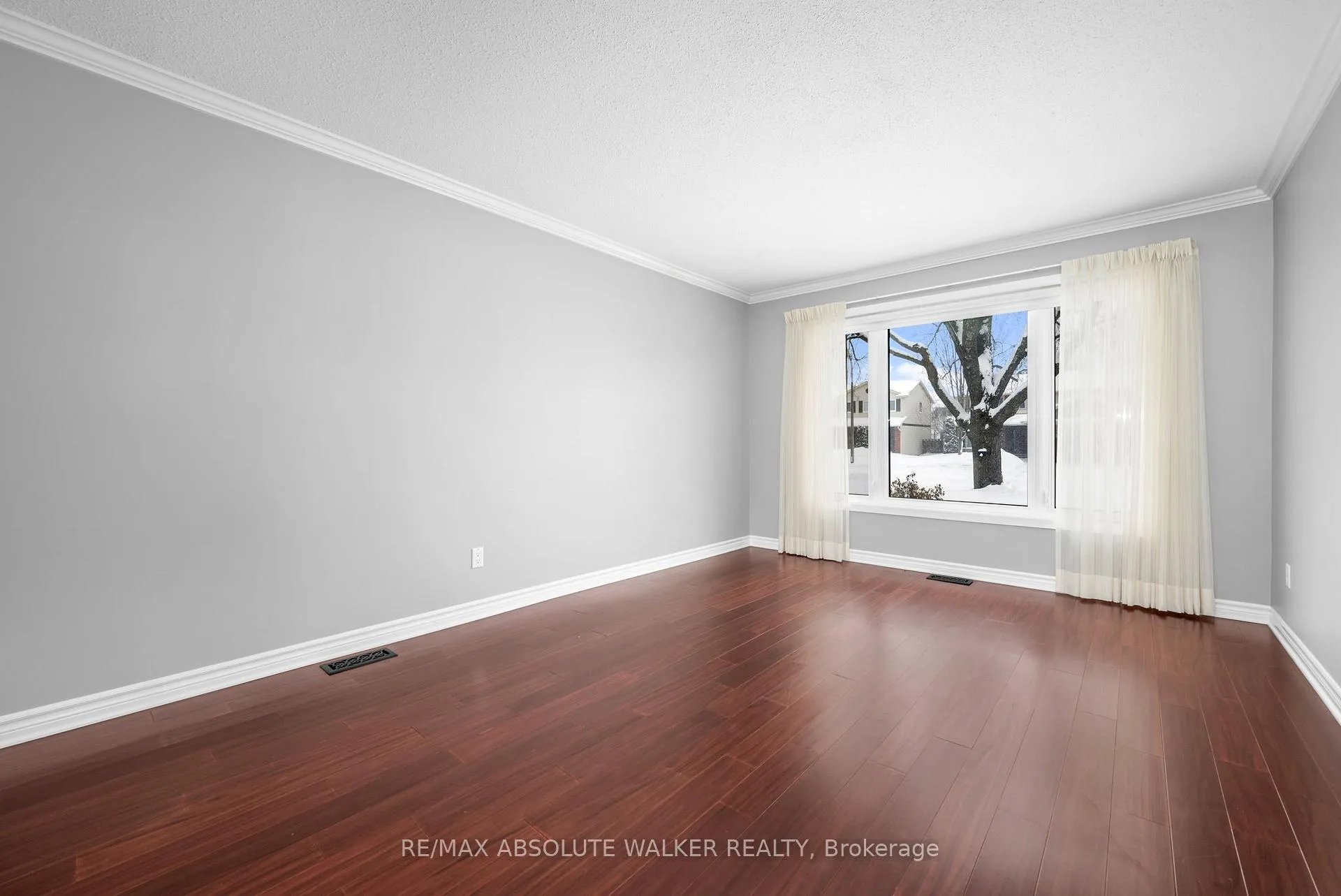 Photo 4 of 944 Raftsman Lane, Ottawa, Convent Glen — HOMEH