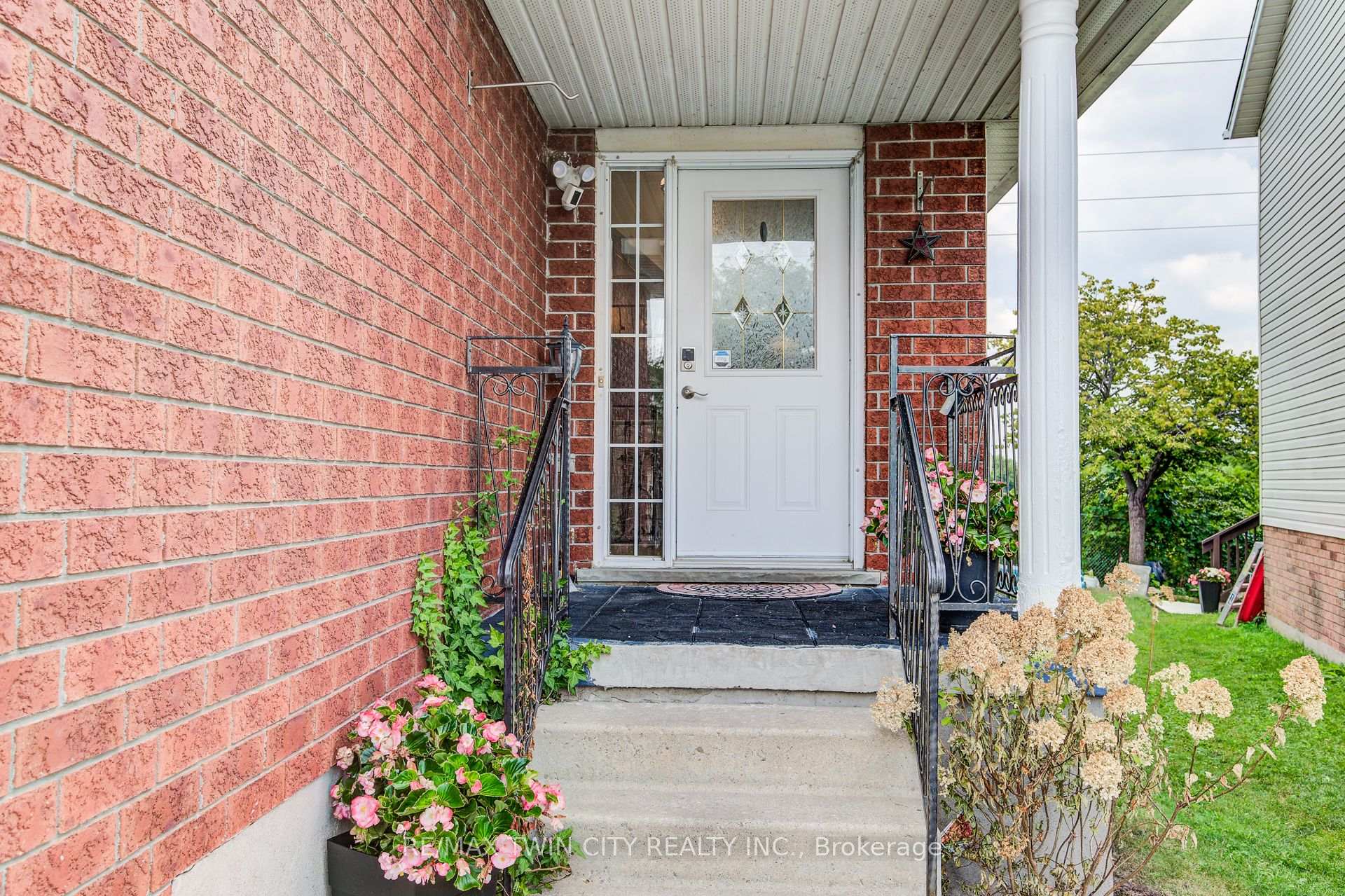 Photo 2 of 160 Hidden Creek Drive, Kitchener — HOMEH