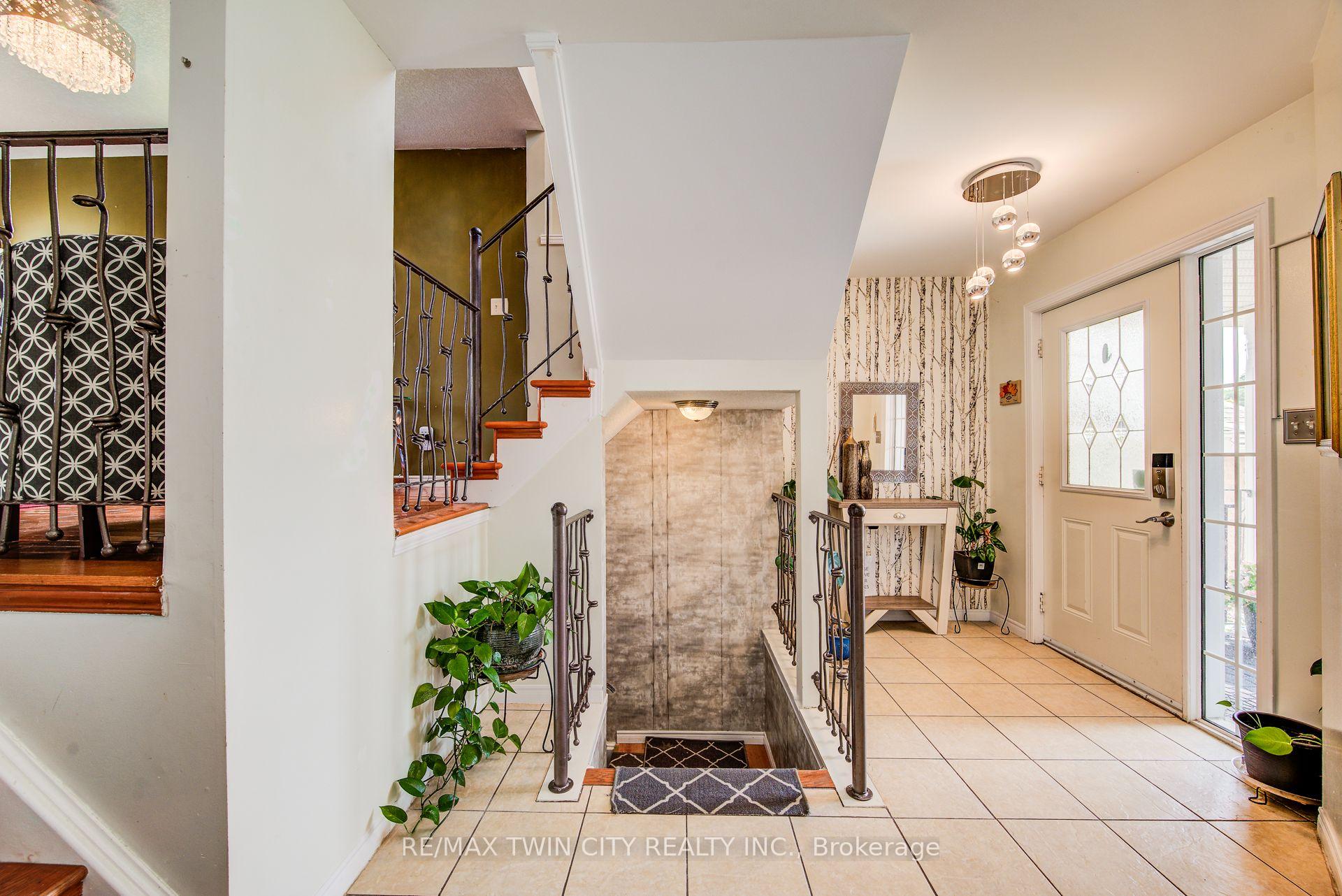 Photo 5 of 160 Hidden Creek Drive, Kitchener — HOMEH