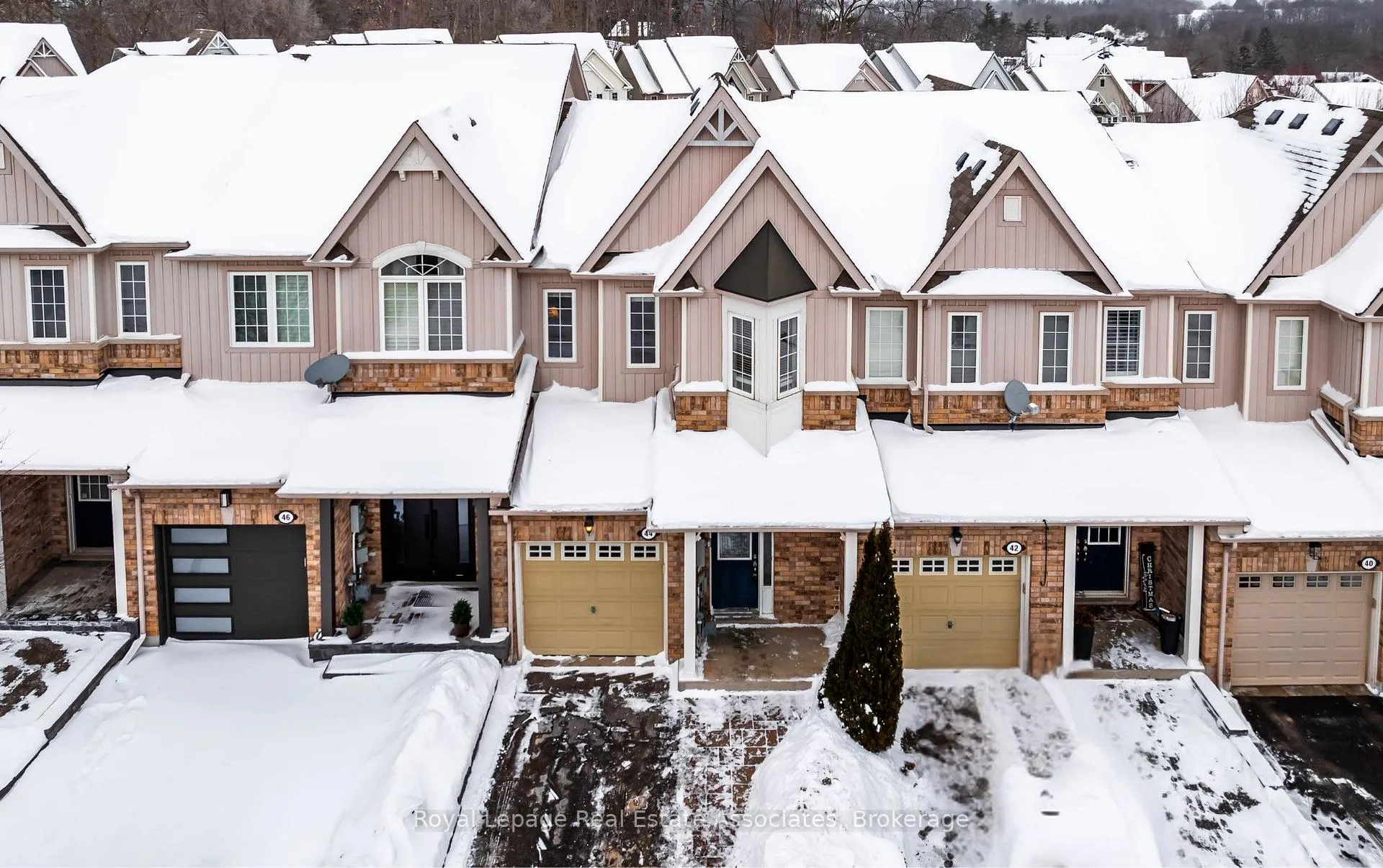 Photo 1 of 44 Sutcliff Lane, Halton Hills, Georgetown — HOMEH