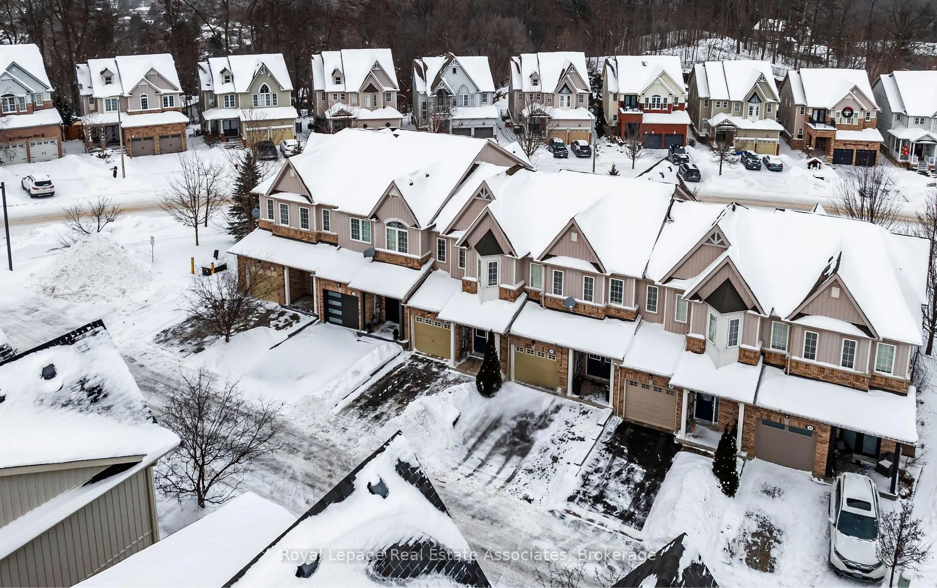 Photo 2 of 44 Sutcliff Lane, Halton Hills, Georgetown — HOMEH