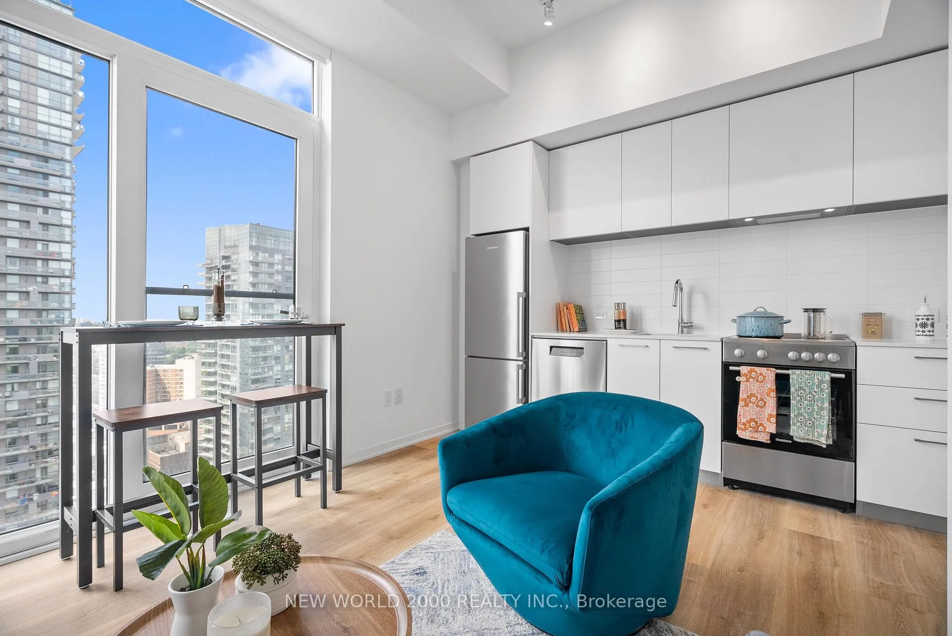 Photo 2 of Unit 2211, 101 Roehampton Avenue, Toronto, Mount Pleasant West — HOMEH