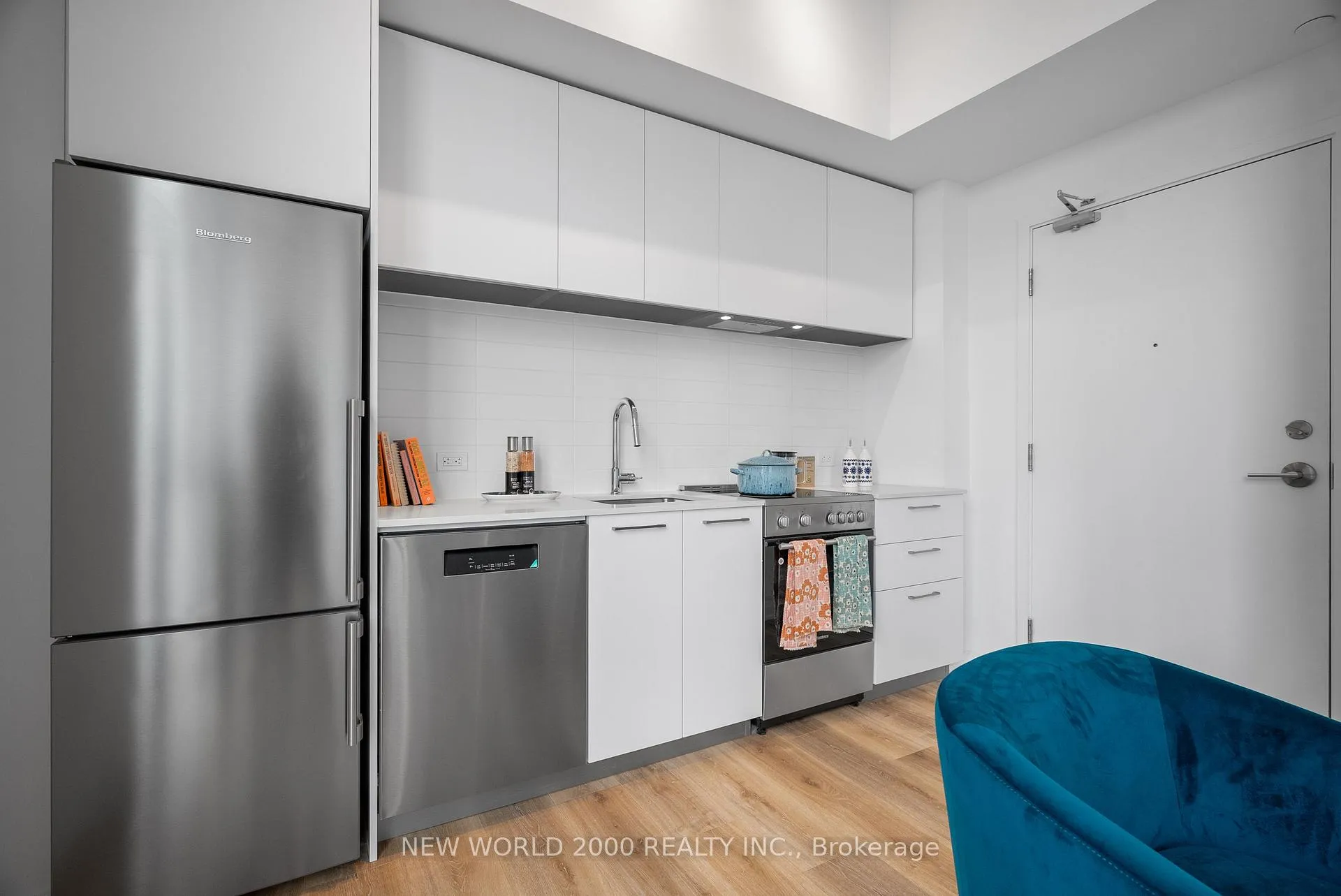 Photo 3 of Unit 2211, 101 Roehampton Avenue, Toronto, Mount Pleasant West — HOMEH