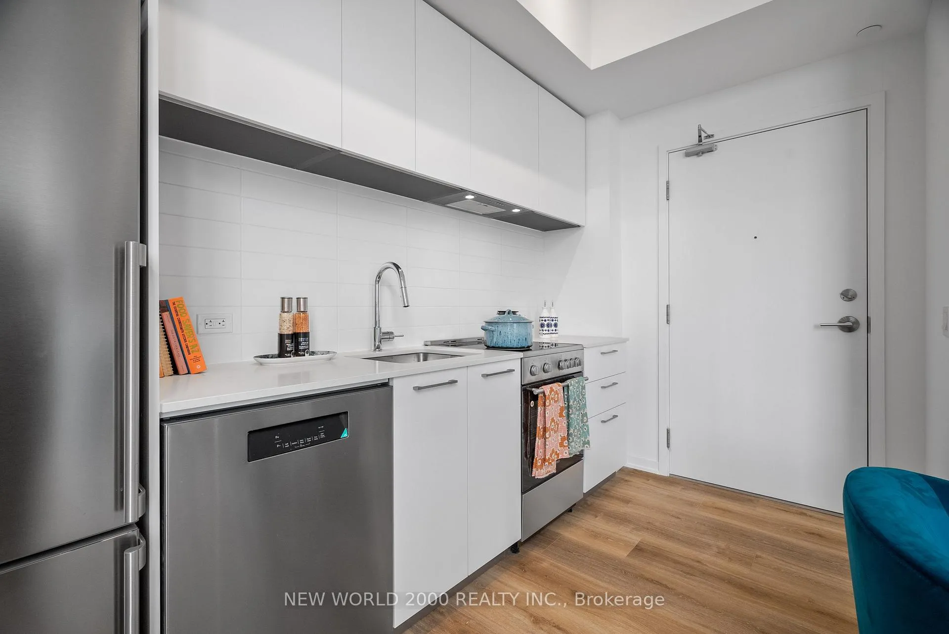 Photo 4 of Unit 2211, 101 Roehampton Avenue, Toronto, Mount Pleasant West — HOMEH