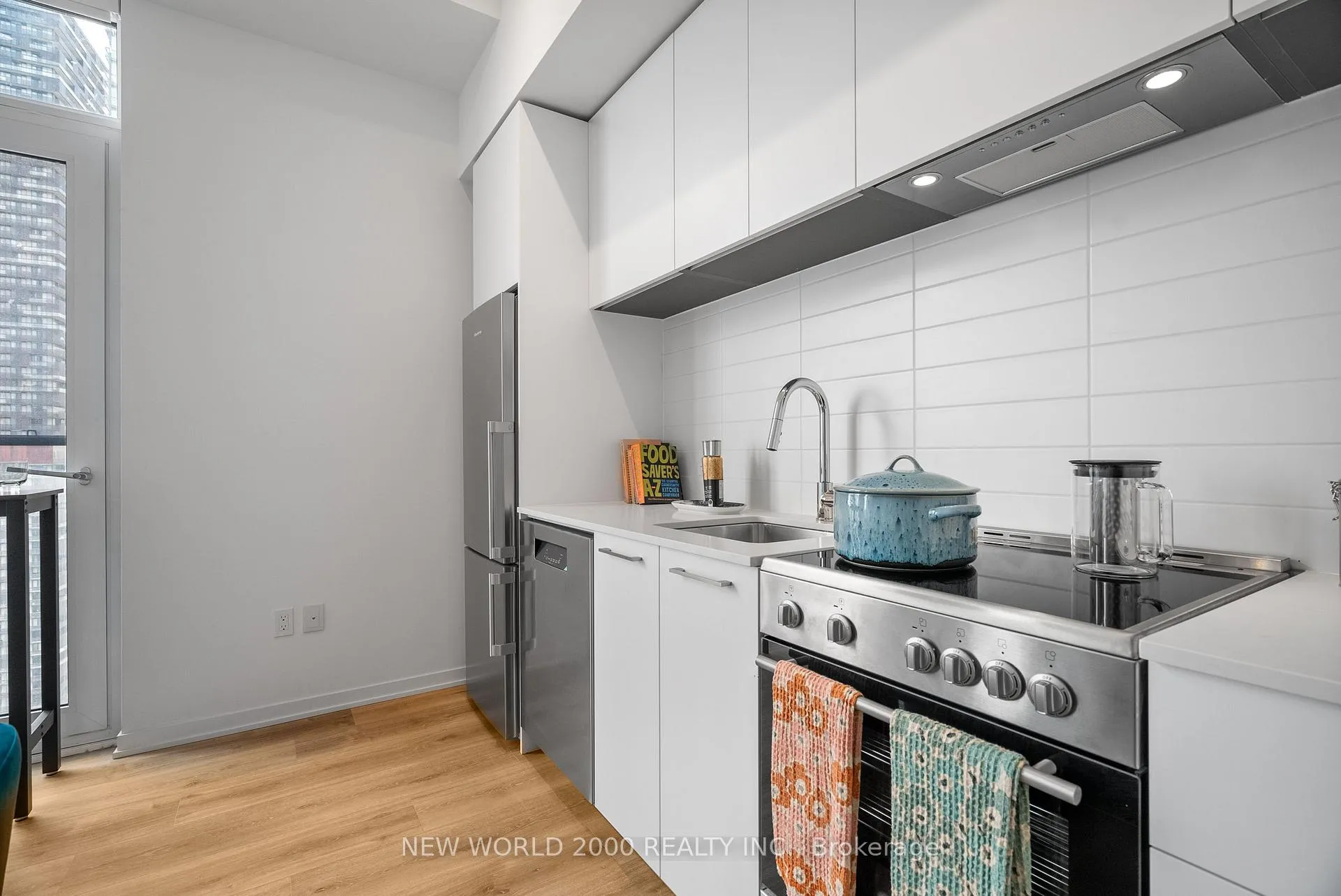 Photo 5 of Unit 2211, 101 Roehampton Avenue, Toronto, Mount Pleasant West — HOMEH