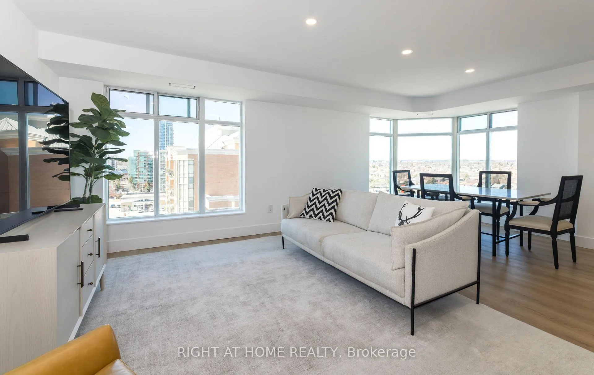 Photo 2 of Unit 1508-1509, 135 Pond Drive, Markham, Commerce Valley — HOMEH