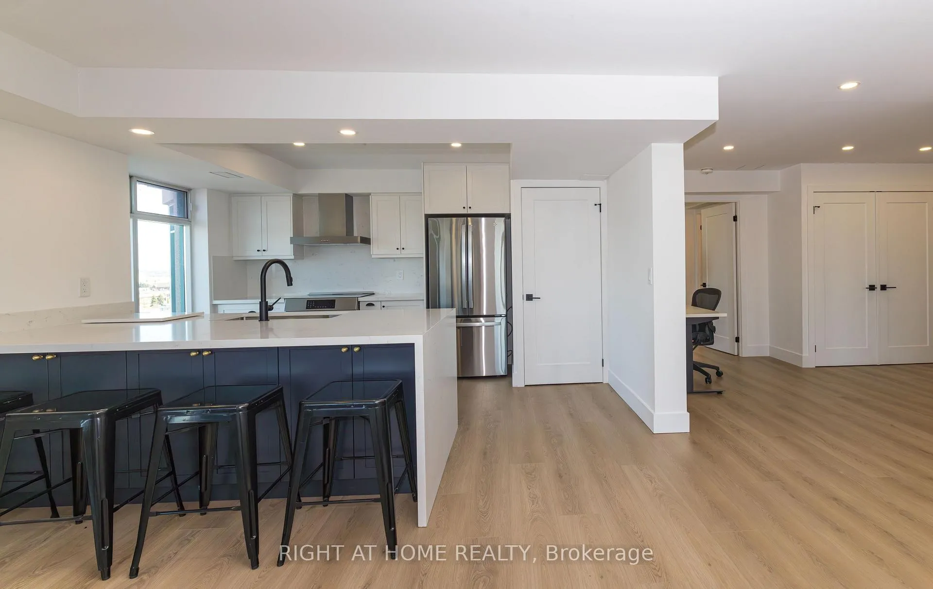 Photo 4 of Unit 1508-1509, 135 Pond Drive, Markham, Commerce Valley — HOMEH