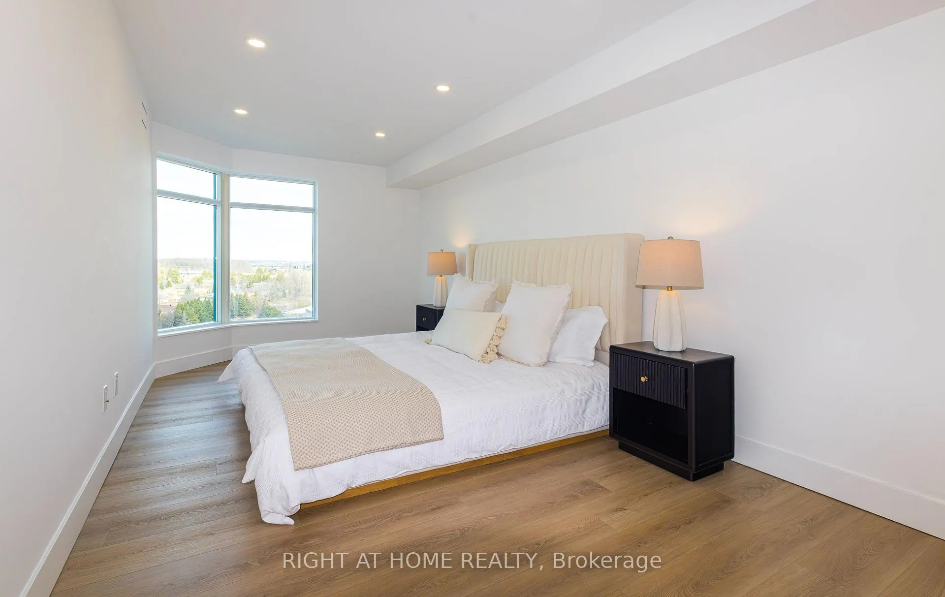 Photo 6 of Unit 1508-1509, 135 Pond Drive, Markham, Commerce Valley — HOMEH