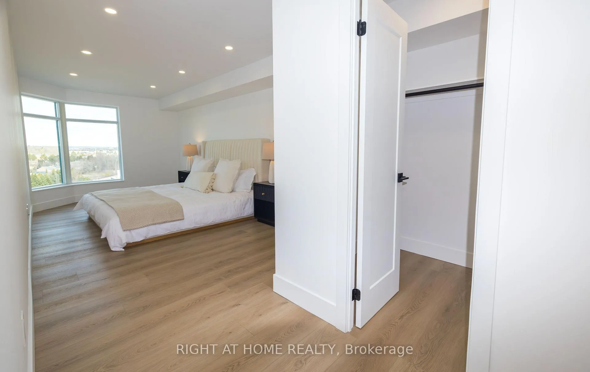 Photo 7 of Unit 1508-1509, 135 Pond Drive, Markham, Commerce Valley — HOMEH