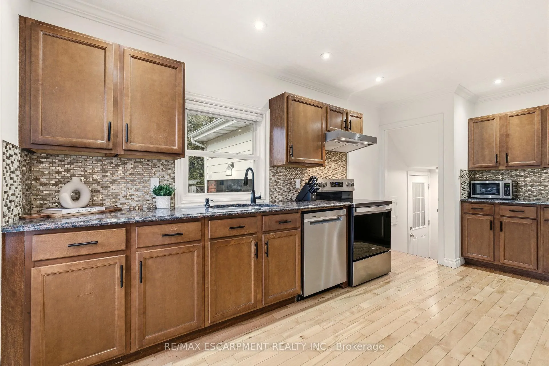 Photo 5 of 411 Pepper Drive, Burlington, Brant — HOMEH