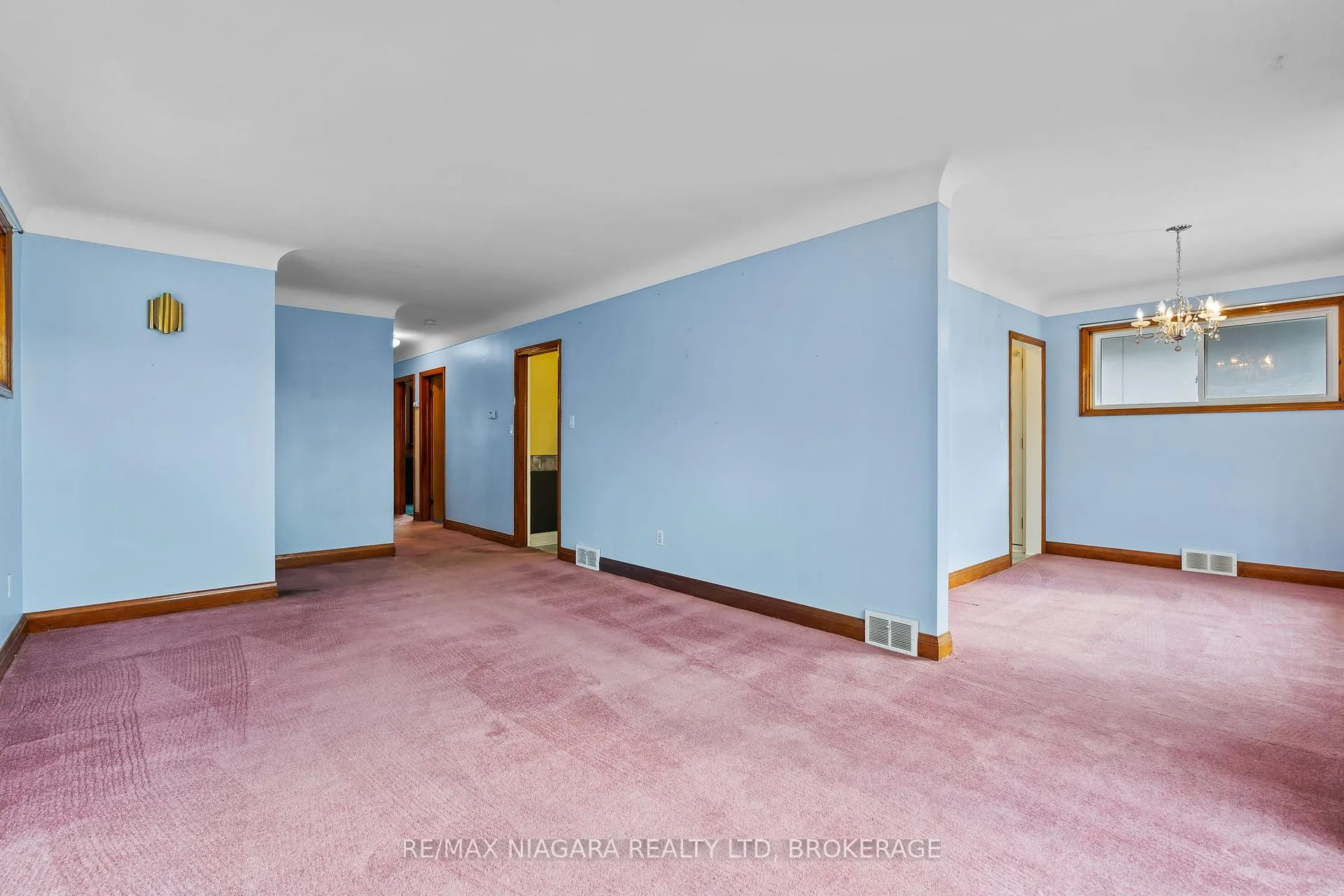 Photo 3 of 7653 Wayne Street, Niagara Falls, Ascot — HOMEH