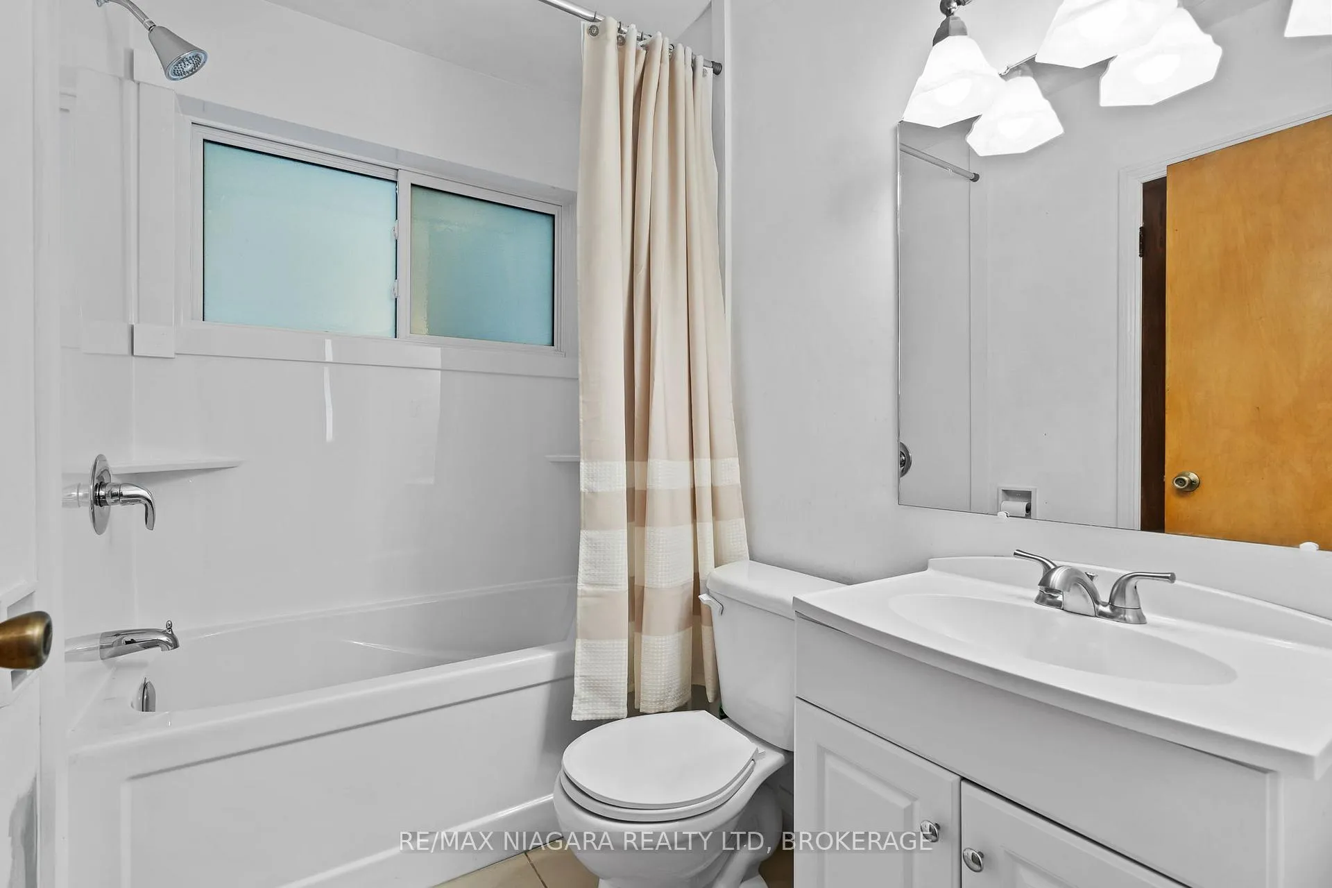 Photo 9 of 7653 Wayne Street, Niagara Falls, Ascot — HOMEH