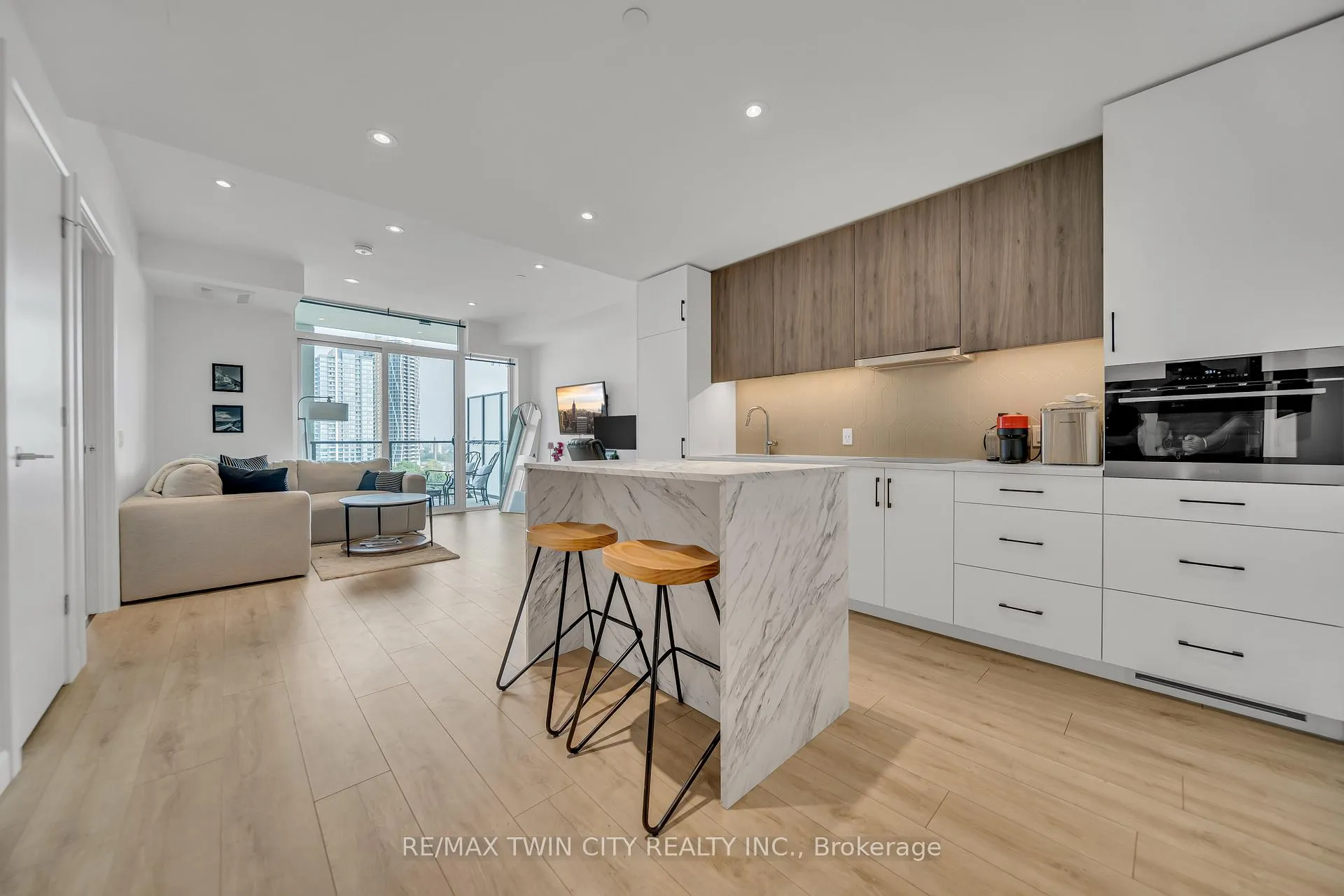 Photo 8 of Unit 906, 741 King Street W, Kitchener — HOMEH
