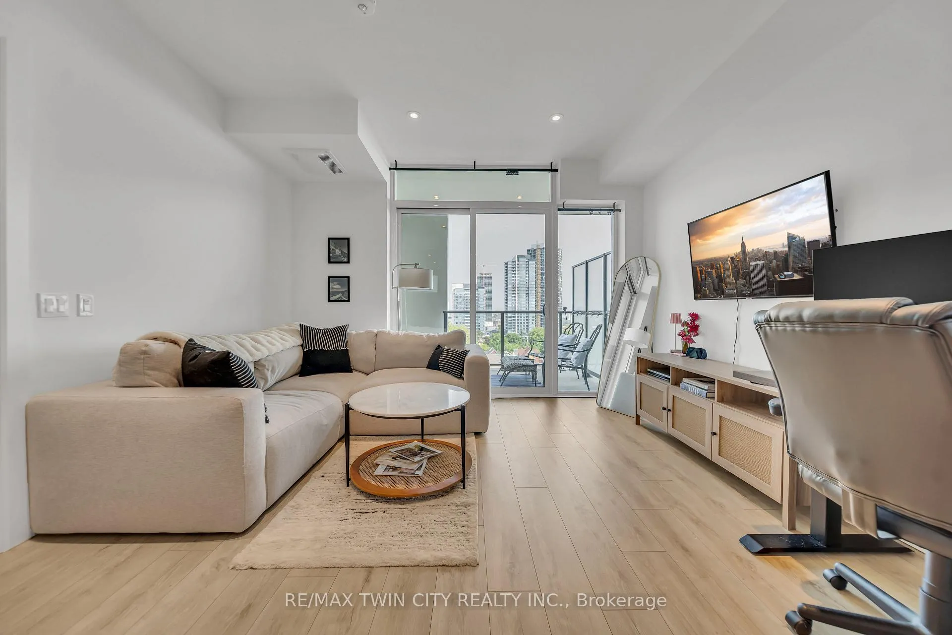 Photo 10 of Unit 906, 741 King Street W, Kitchener — HOMEH