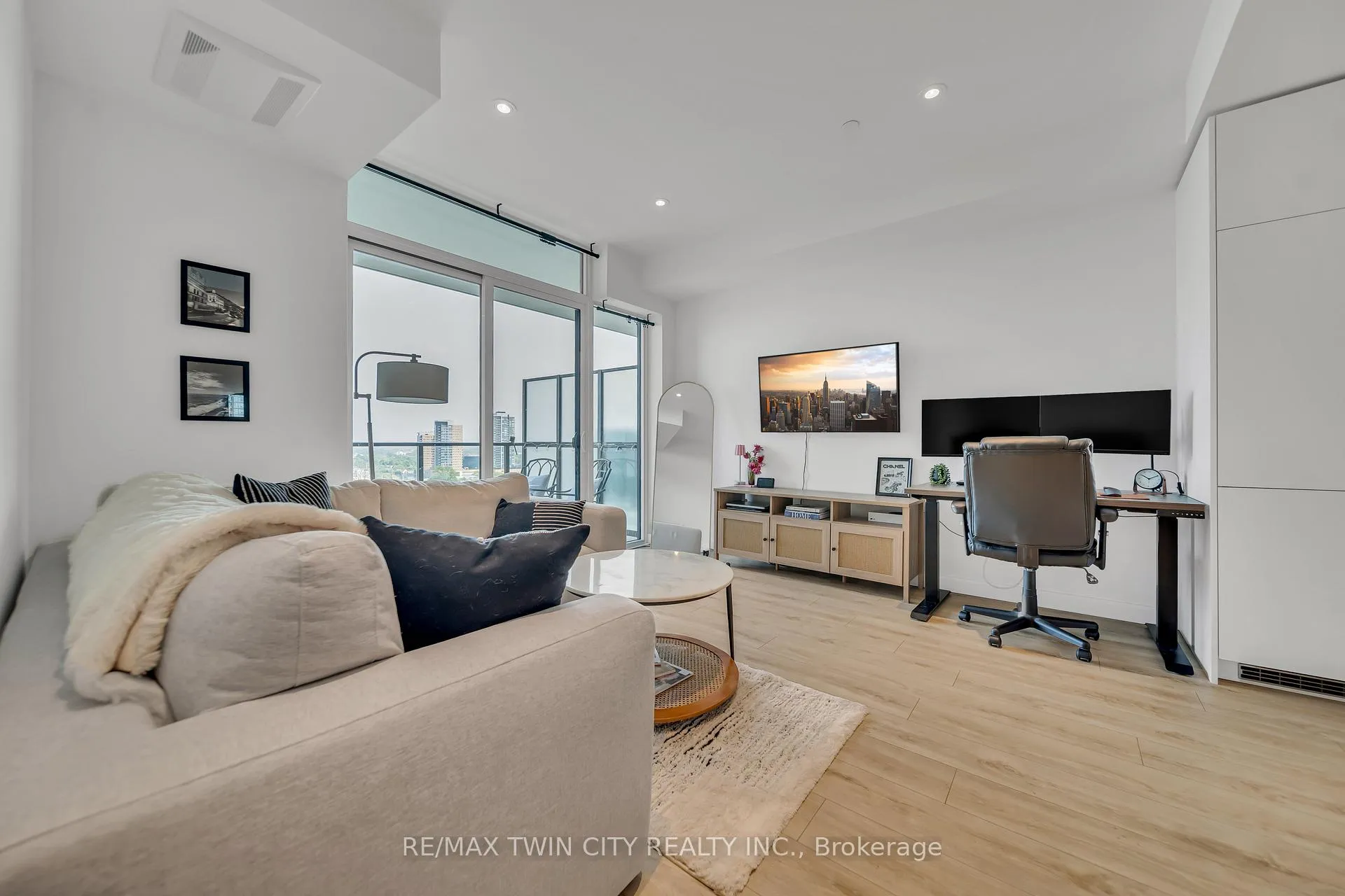 Photo 11 of Unit 906, 741 King Street W, Kitchener — HOMEH