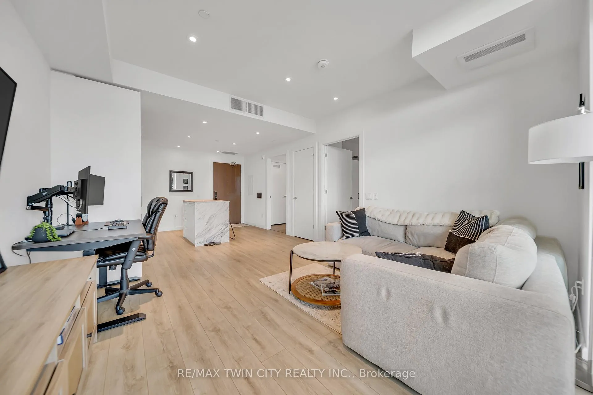 Photo 12 of Unit 906, 741 King Street W, Kitchener — HOMEH