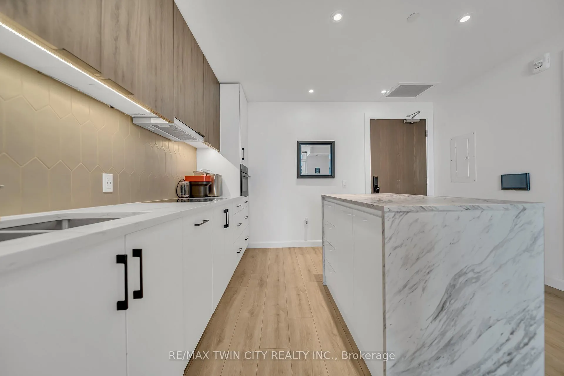 Photo 13 of Unit 906, 741 King Street W, Kitchener — HOMEH