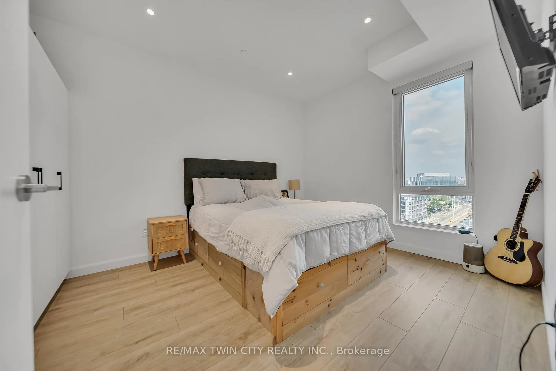 Photo 19 of Unit 906, 741 King Street W, Kitchener — HOMEH