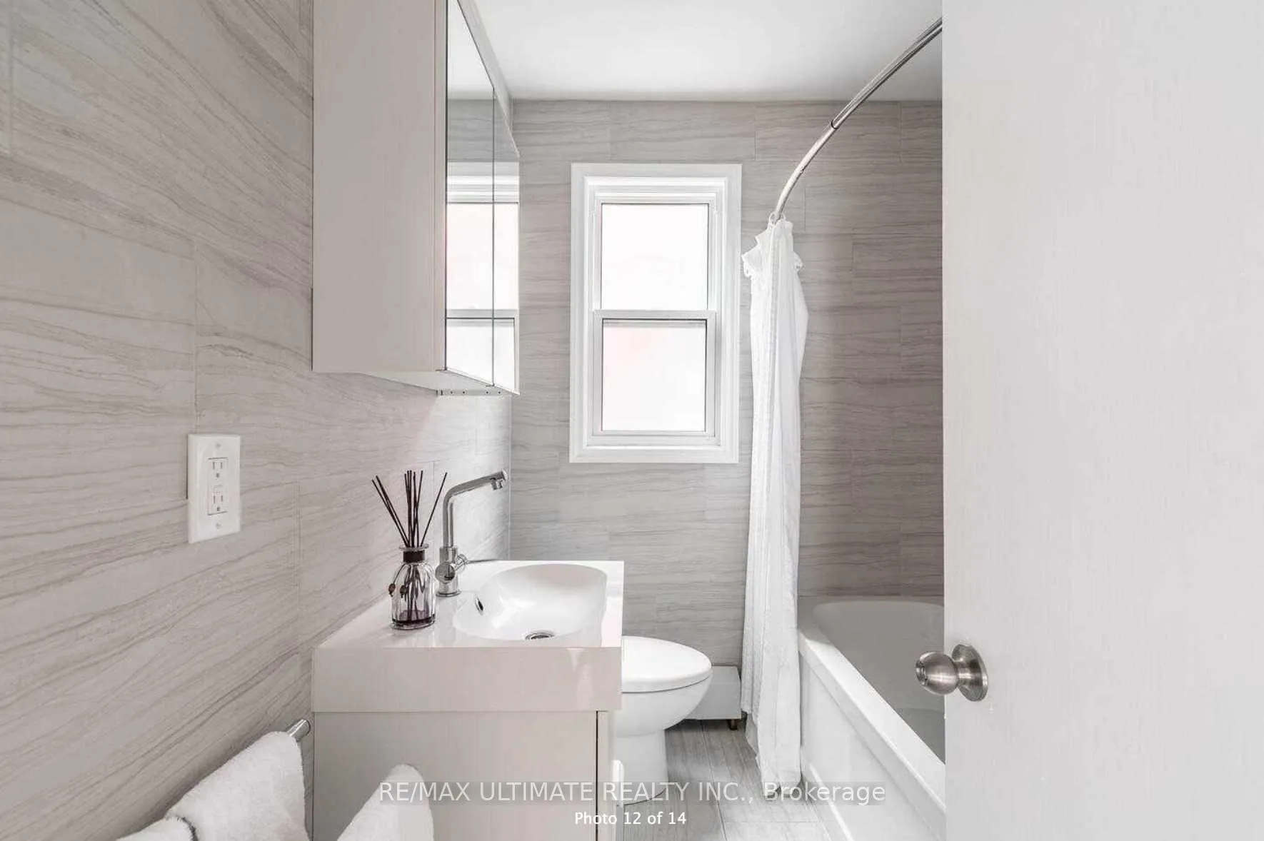 Photo 8 of Unit Apt 8, 230 South Kingsway, Toronto, High Park-Swansea — HOMEH