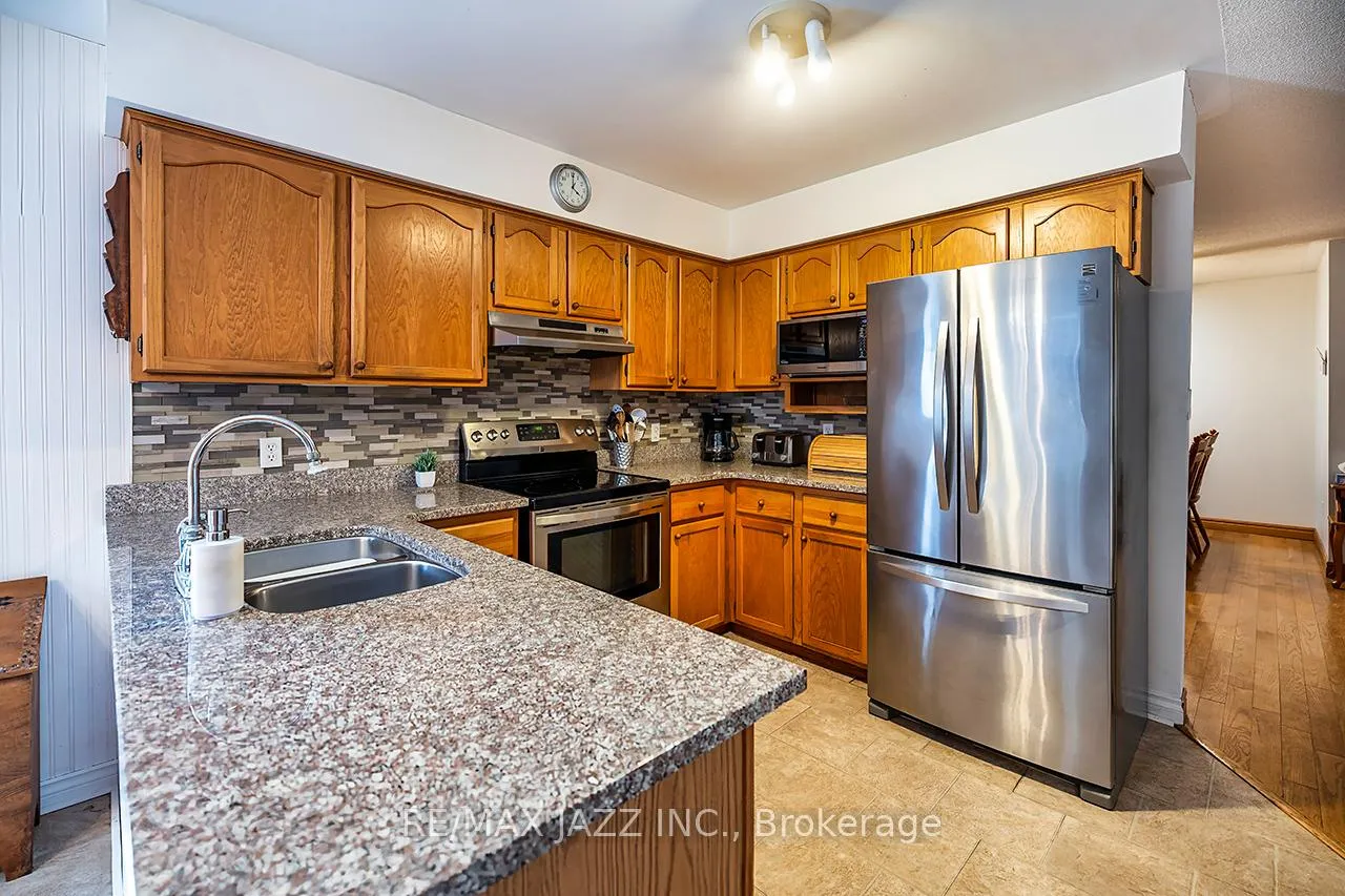 Photo 10 of 49 Hemmingway Drive, Clarington, Courtice — HOMEH