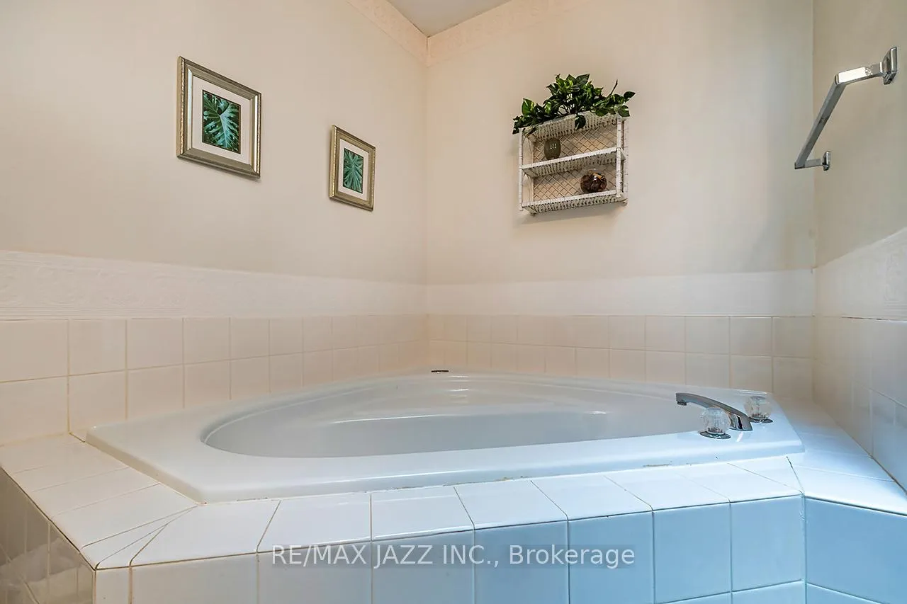 Photo 14 of 49 Hemmingway Drive, Clarington, Courtice — HOMEH