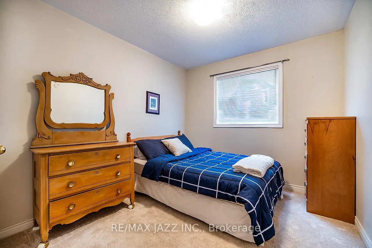 Photo 16 of 49 Hemmingway Drive, Clarington, Courtice — HOMEH