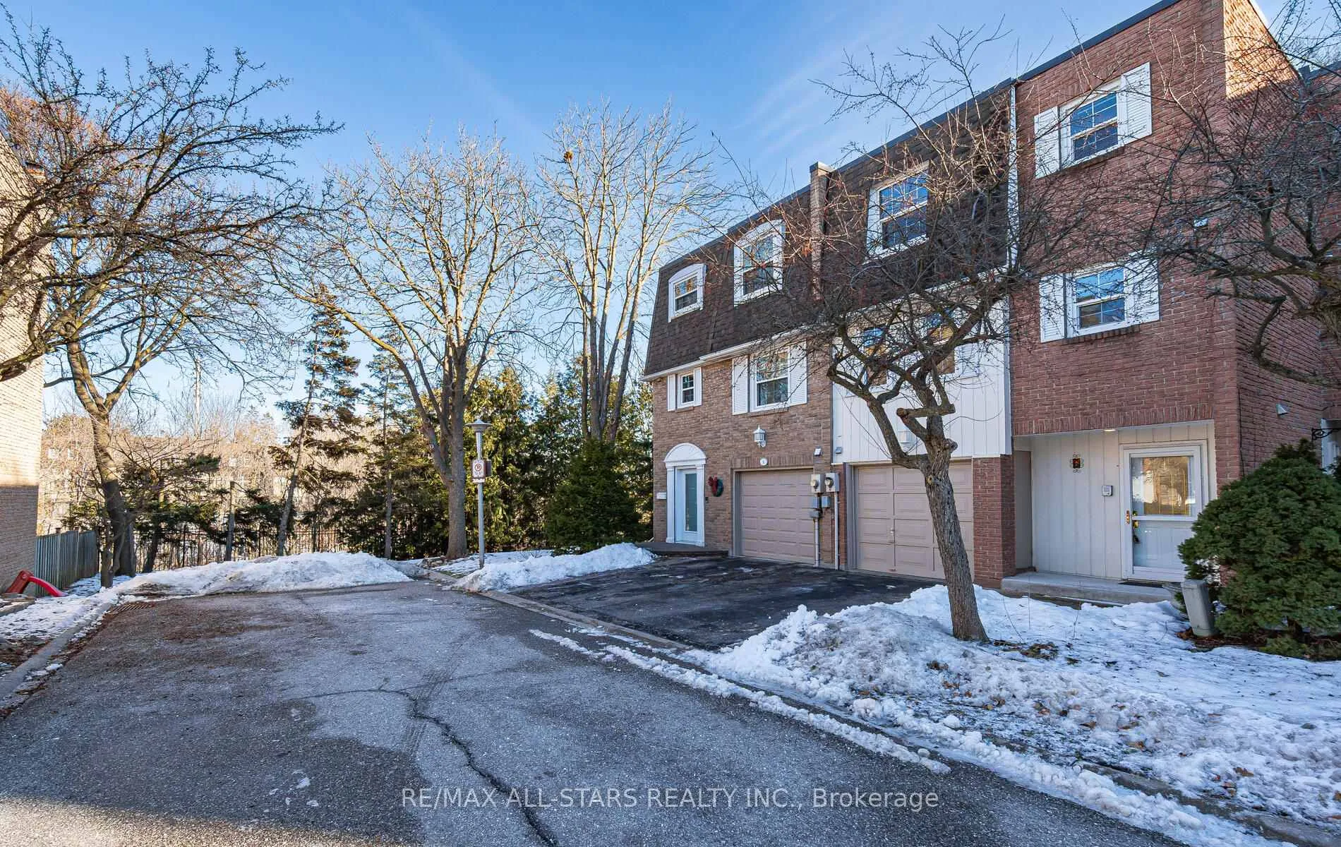 Photo 2 of 6 Hepworth Way, Markham, Markham Village — HOMEH