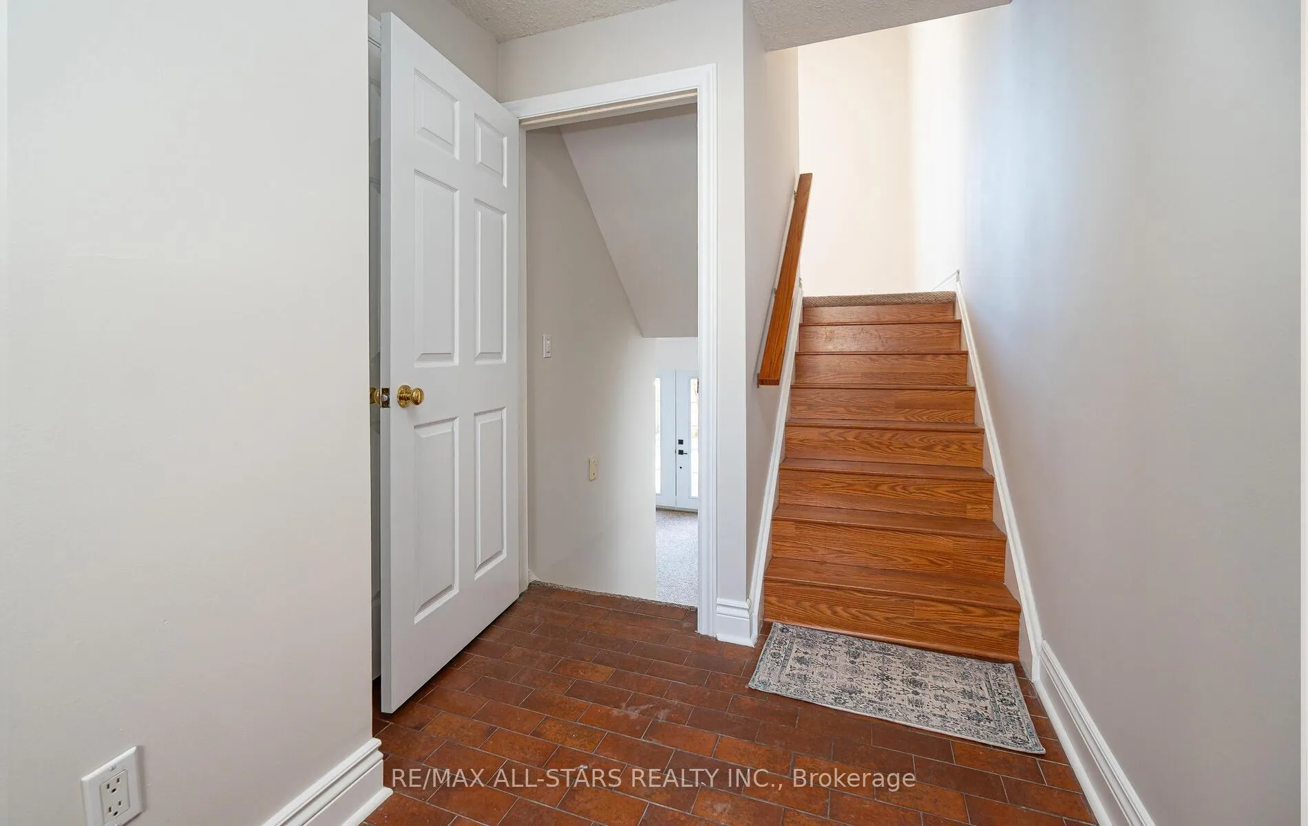 Photo 5 of 6 Hepworth Way, Markham, Markham Village — HOMEH