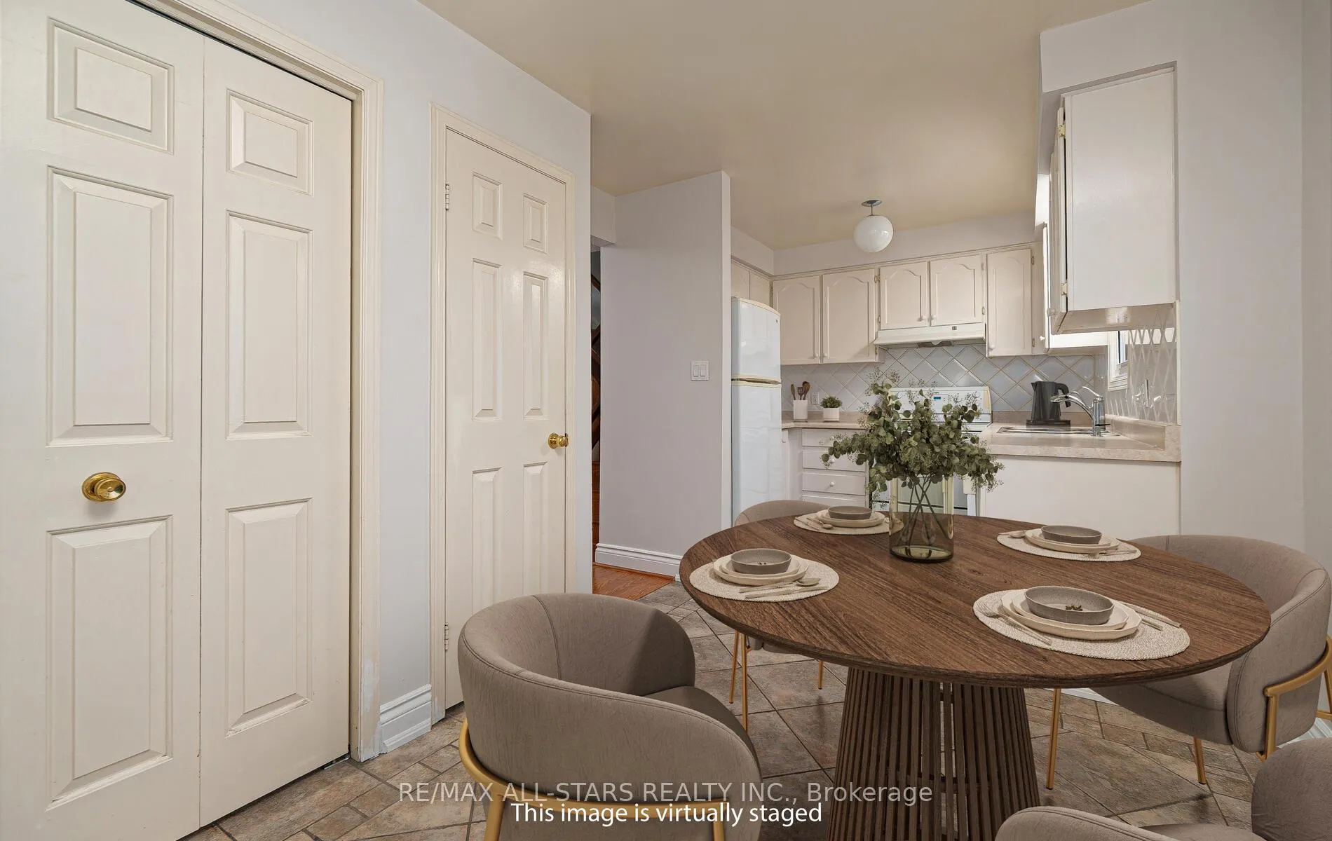 Photo 18 of 6 Hepworth Way, Markham, Markham Village — HOMEH