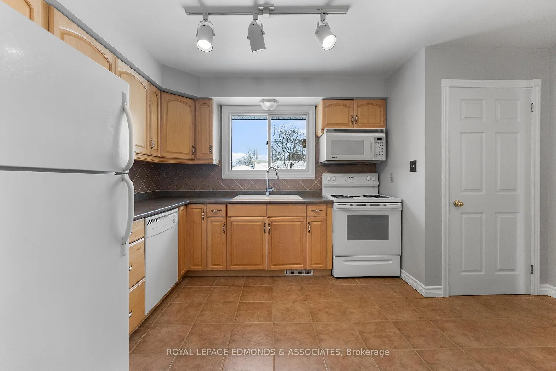 Photo 13 of 395 Chamberlain Street, Pembroke — HOMEH