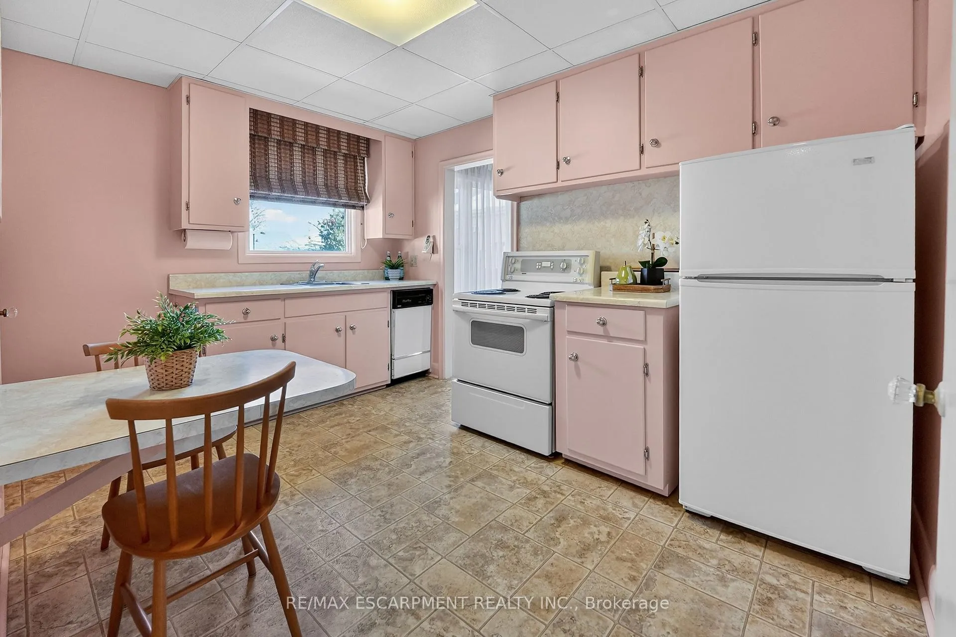 Photo 9 of 36 Lakeview Avenue, Grimsby, Grimsby Beach — HOMEH