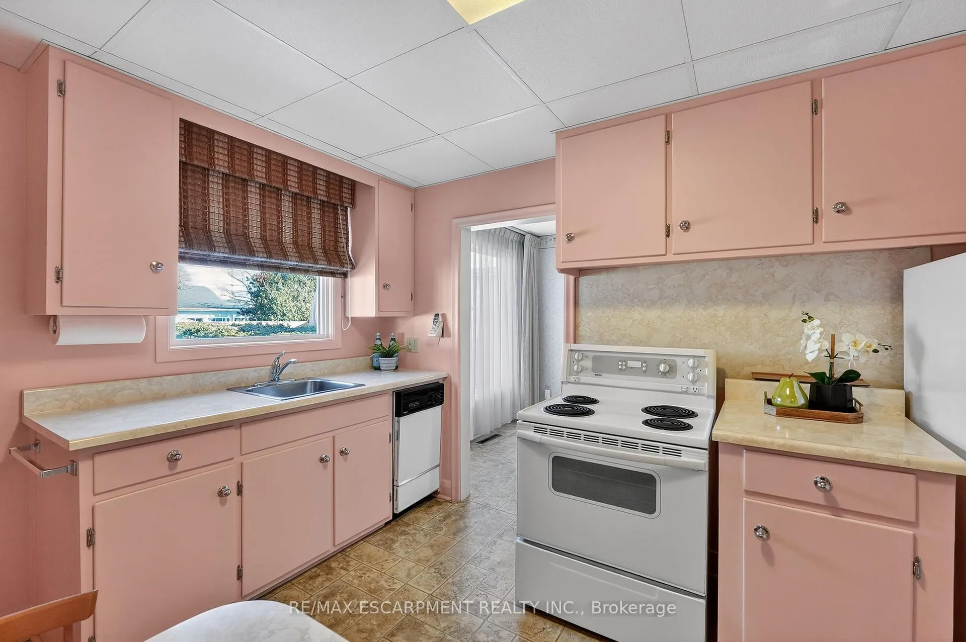 Photo 10 of 36 Lakeview Avenue, Grimsby, Grimsby Beach — HOMEH