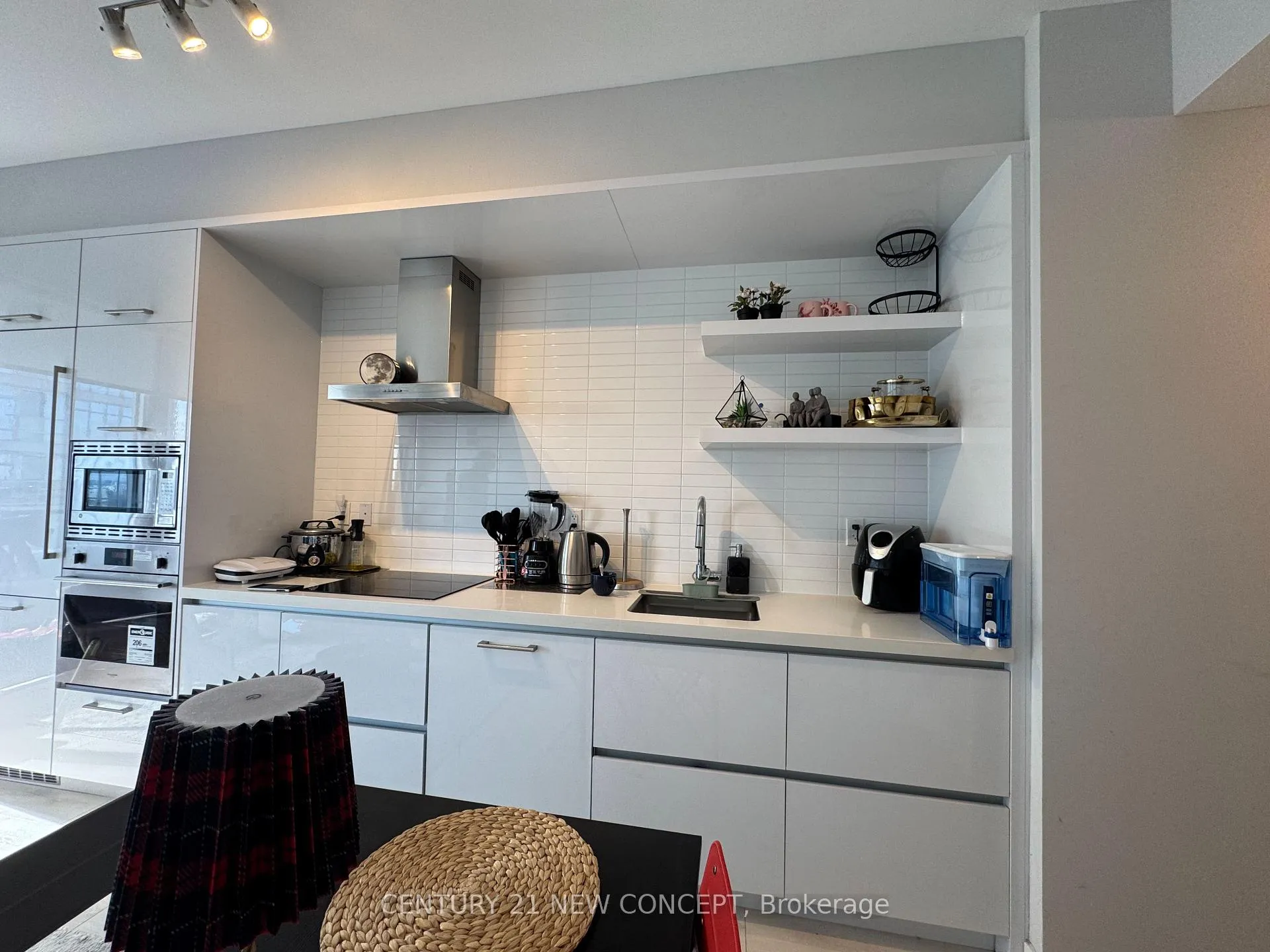 Photo 2 of Unit 4206, 2221 Yonge Street, Toronto, Mount Pleasant West — HOMEH