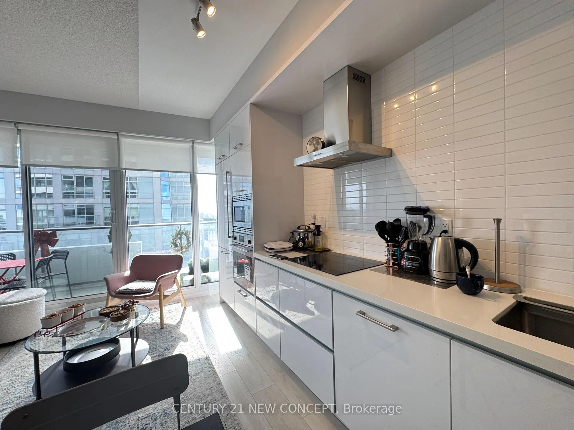 Photo 3 of Unit 4206, 2221 Yonge Street, Toronto, Mount Pleasant West — HOMEH