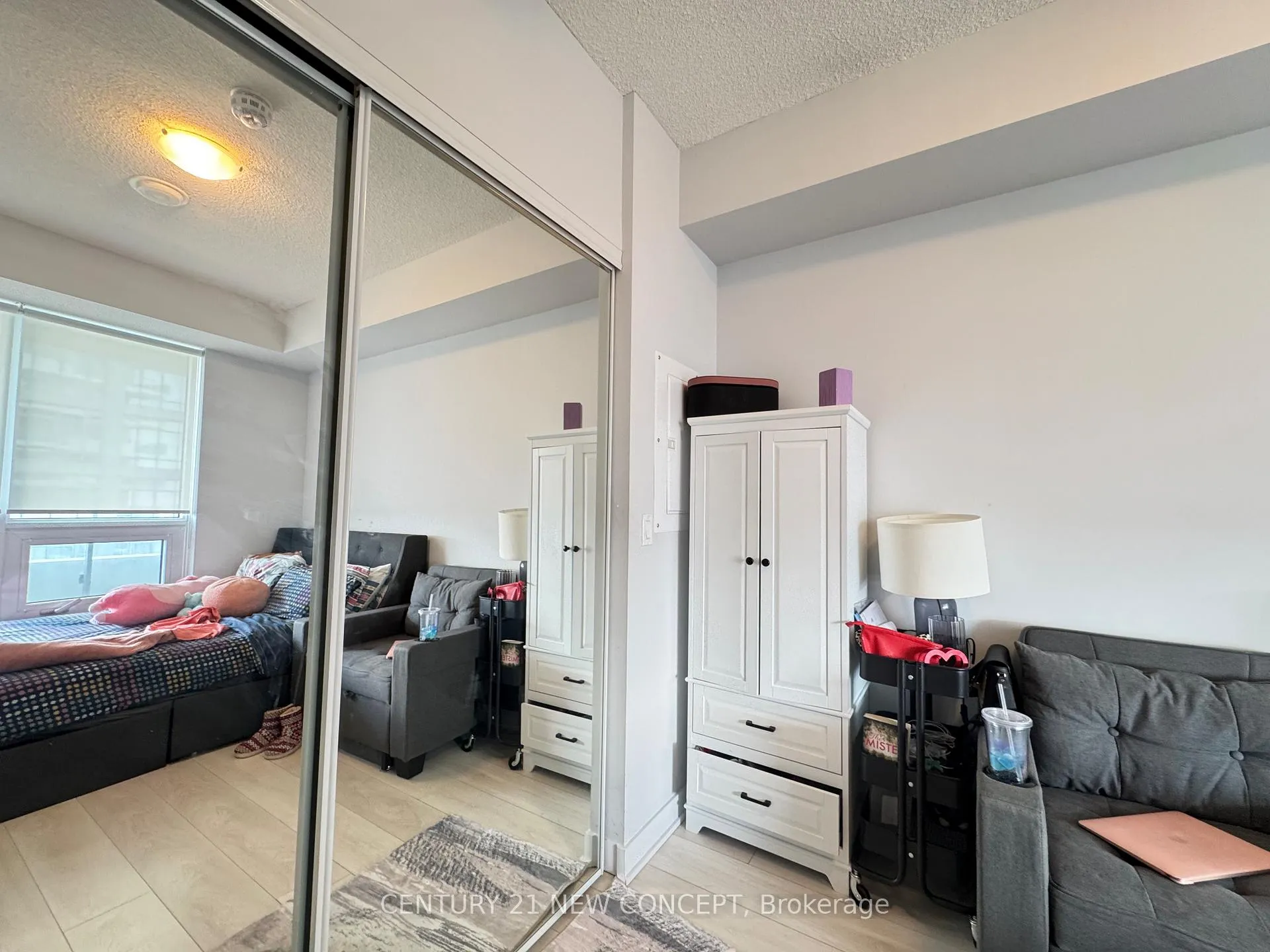 Photo 5 of Unit 4206, 2221 Yonge Street, Toronto, Mount Pleasant West — HOMEH