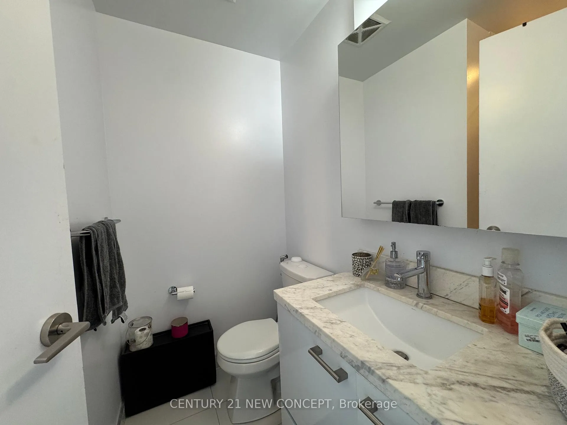 Photo 10 of Unit 4206, 2221 Yonge Street, Toronto, Mount Pleasant West — HOMEH