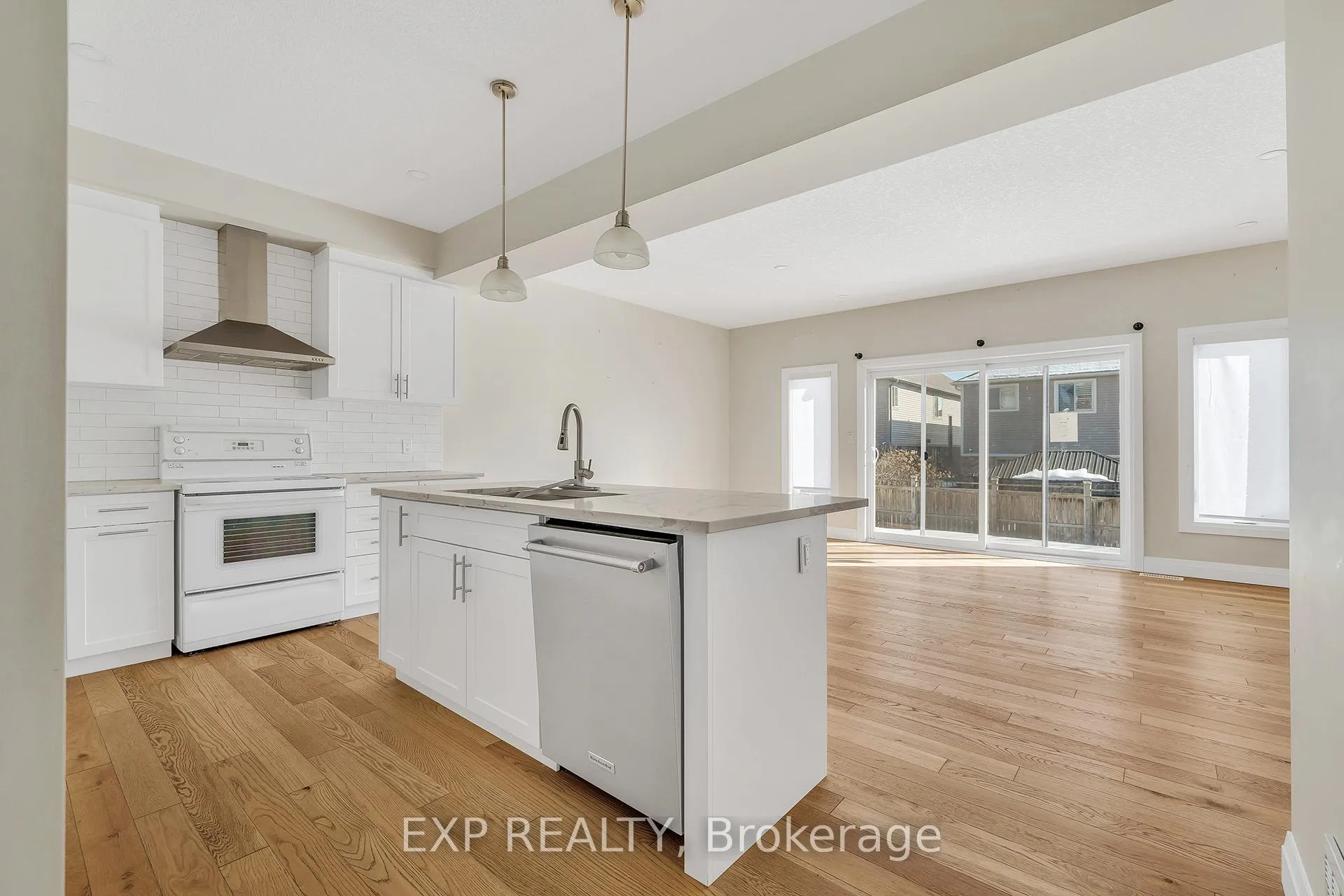 Photo 4 of 47 Pondcliffe Drive, Kitchener, Doon South — HOMEH
