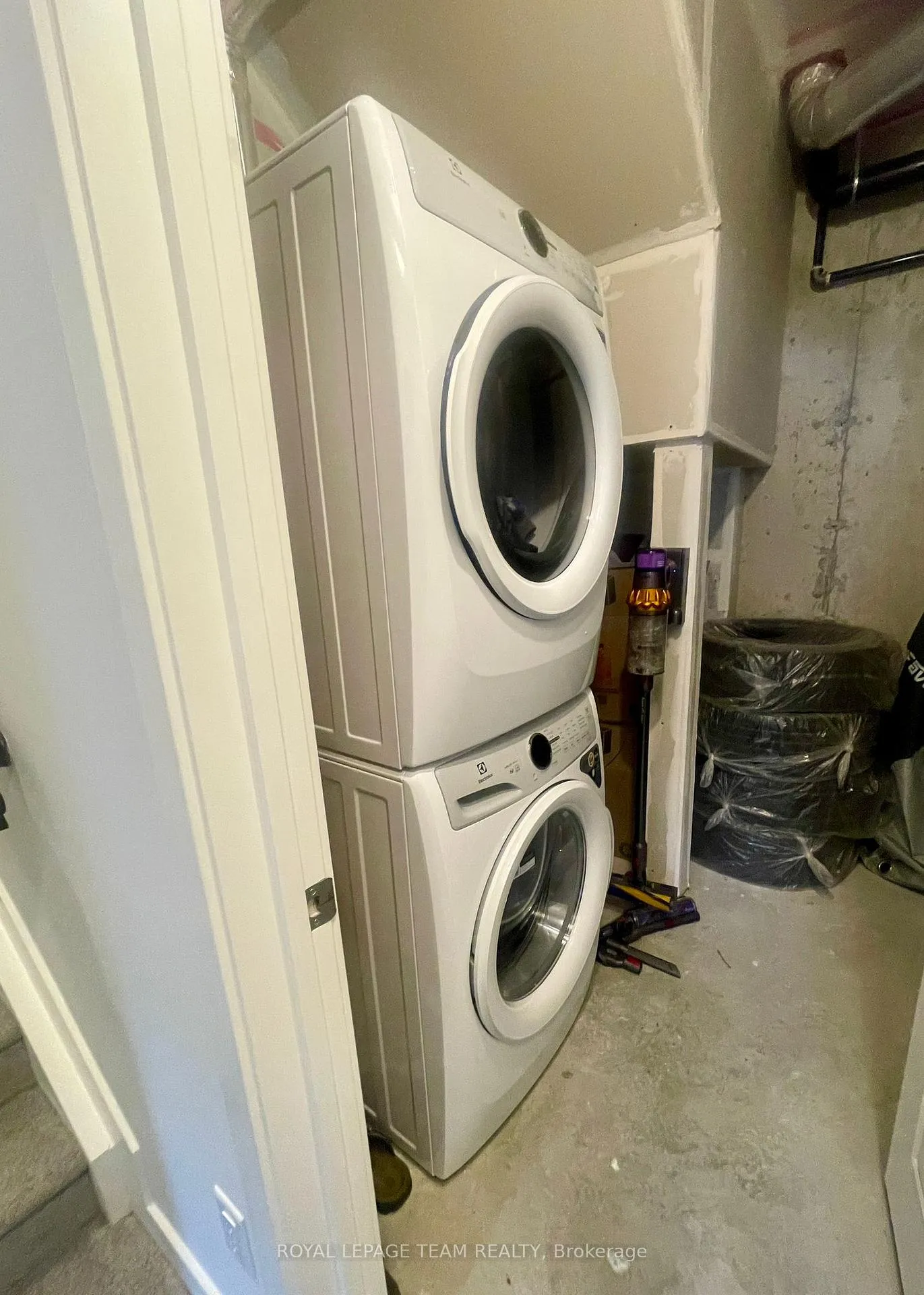 Photo 13 of 230 Mishi Private, Ottawa, CFB Rockcliffe and Area — HOMEH