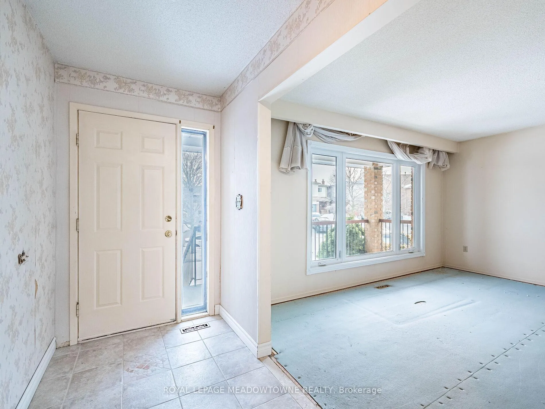 Photo 5 of 66 Pluto Drive, Brampton, Madoc — HOMEH